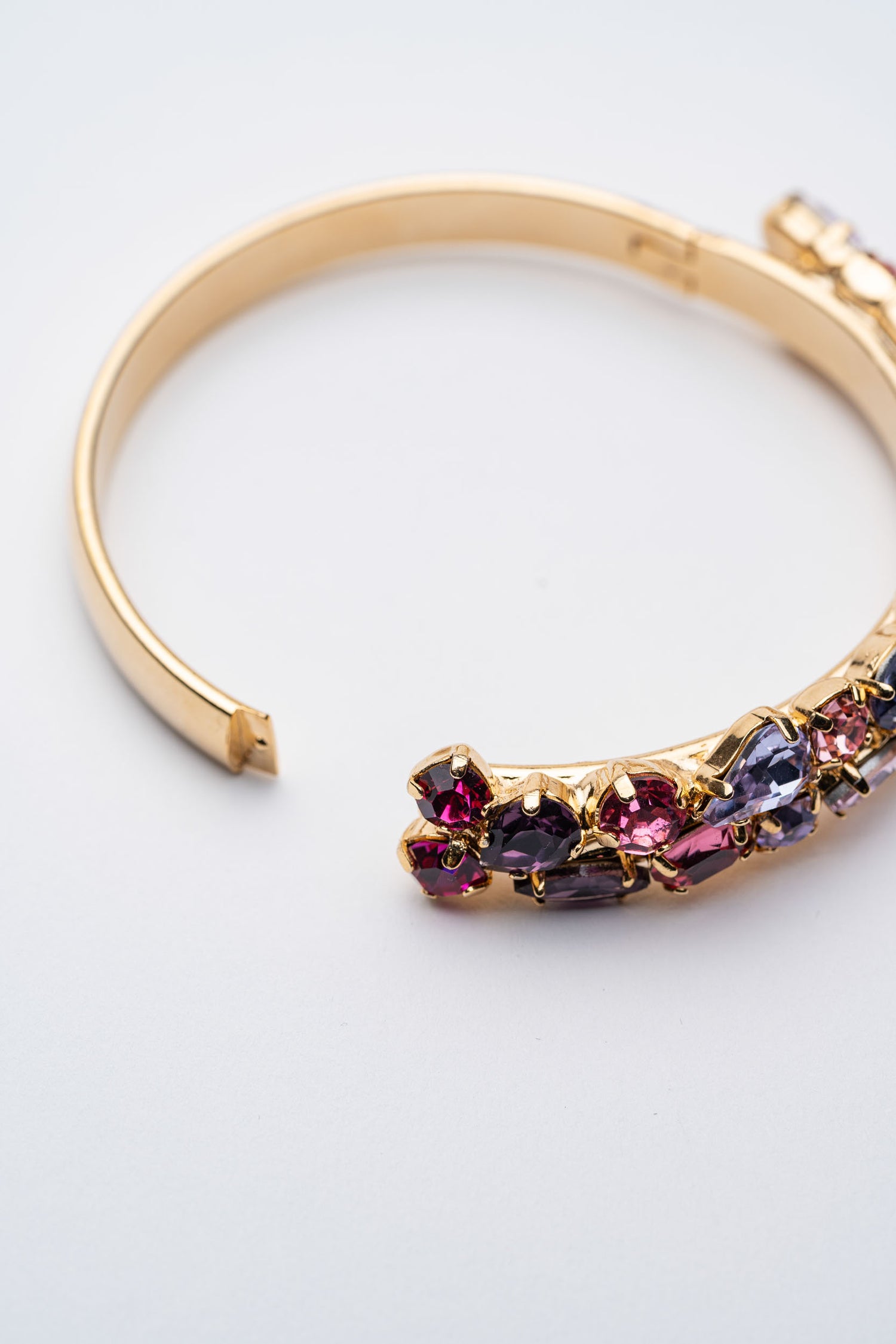 Bracciale Rigido Dorato con Pietre Irregolari – Melodia di Colori