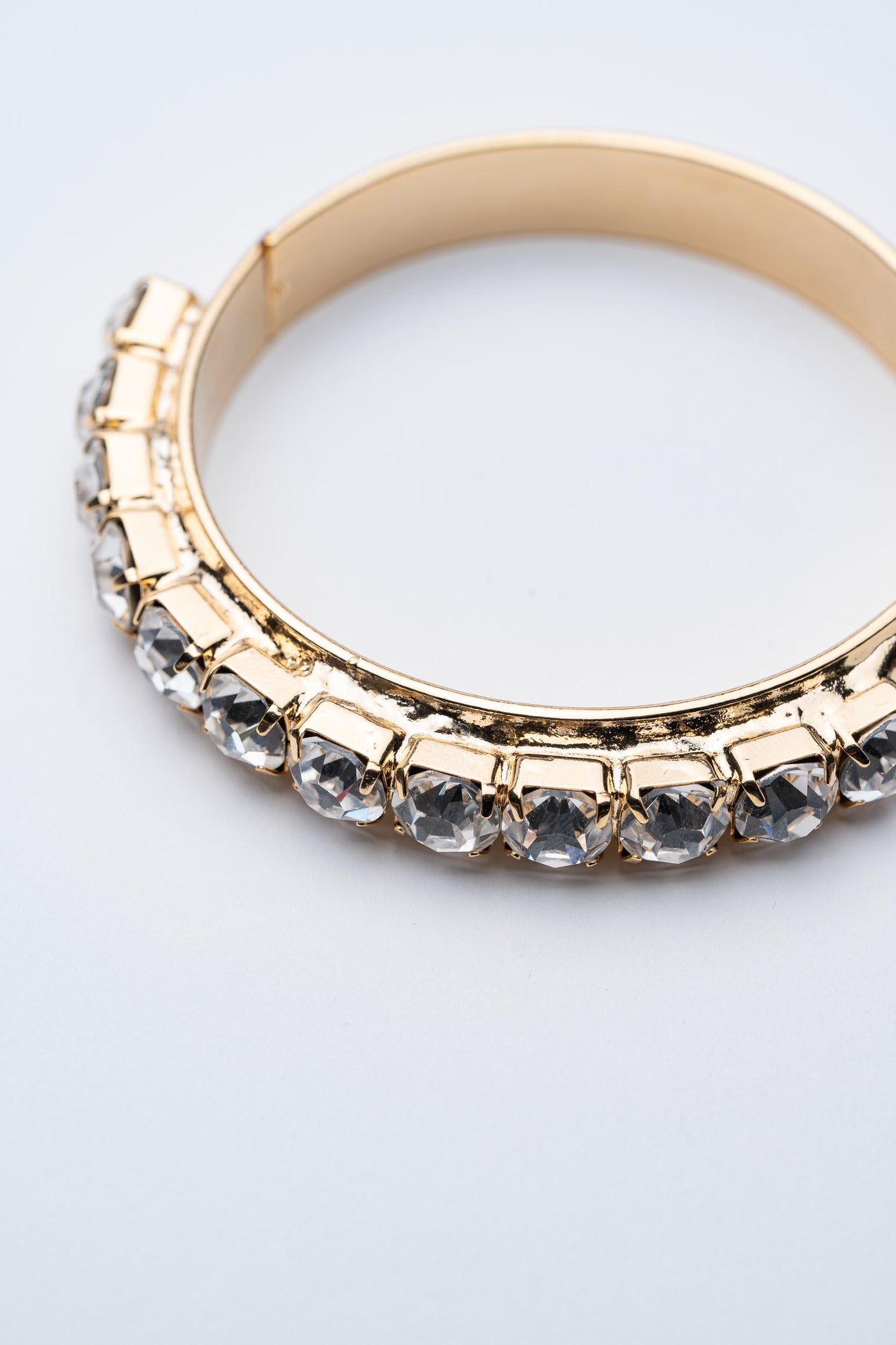 Bracciale Rigido Dorato con Cristalli – Raggio Essenziale