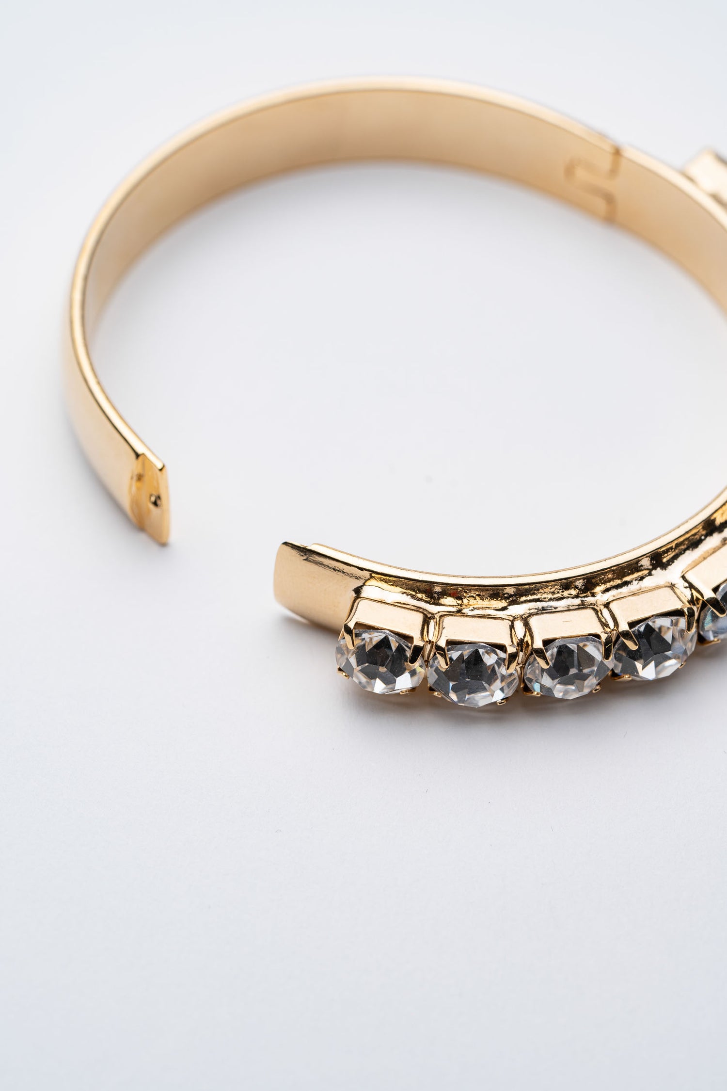 Bracciale Rigido Dorato con Cristalli – Raggio Essenziale