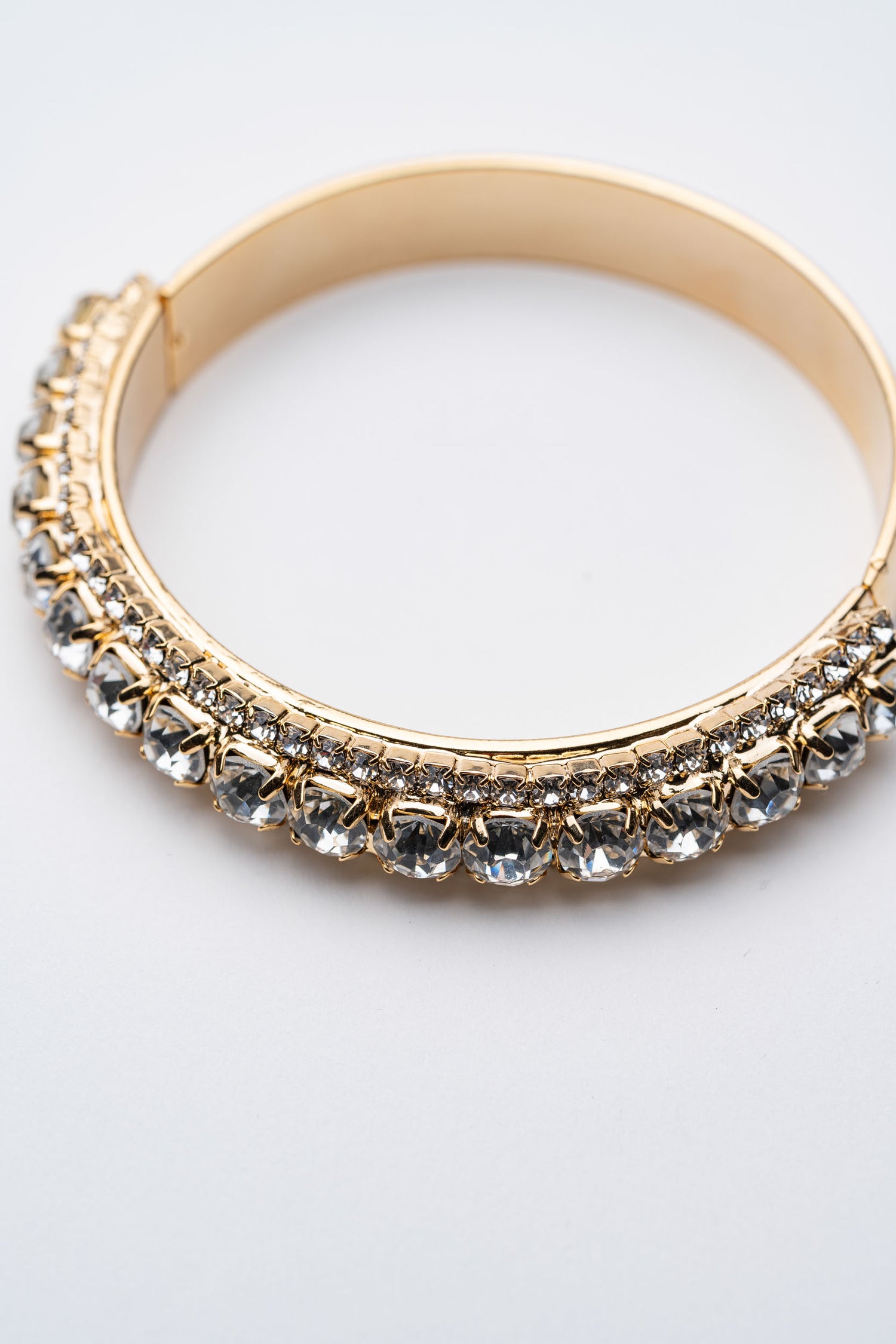 Bracciale Rigido Dorato con Doppia Fila di Cristalli – Abbraccio di Luce