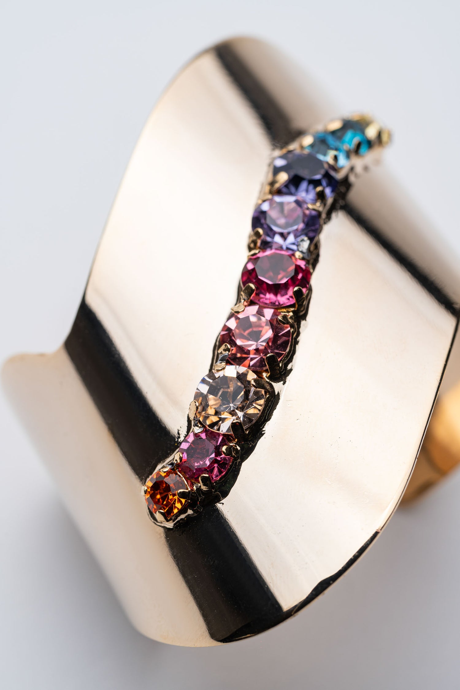 Bracciale Rigido Dorato con Cristalli Multicolor – Onda Cromatica