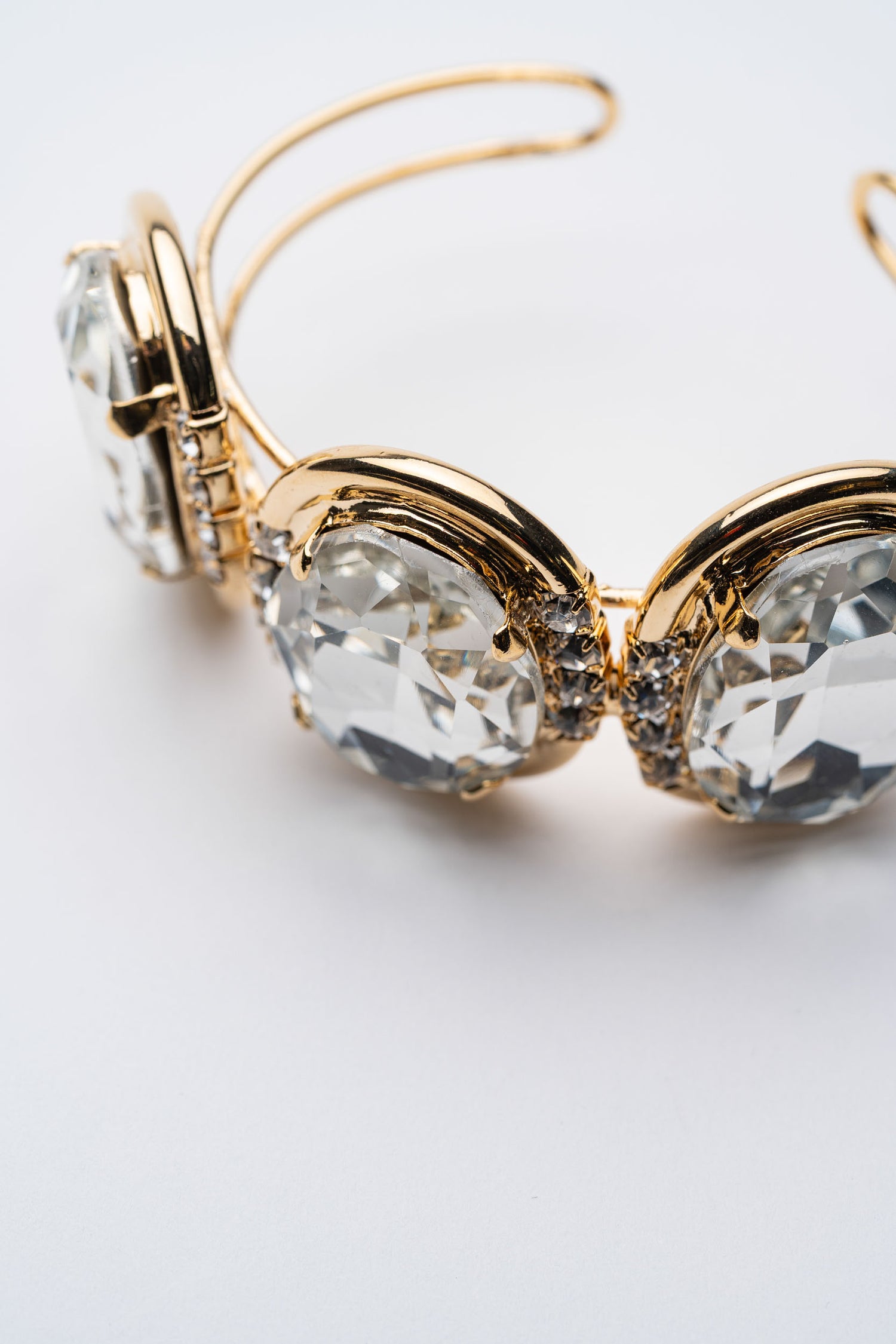 Riflessi Eterni – Bracciale con maxi cristalli e dettagli dorati
