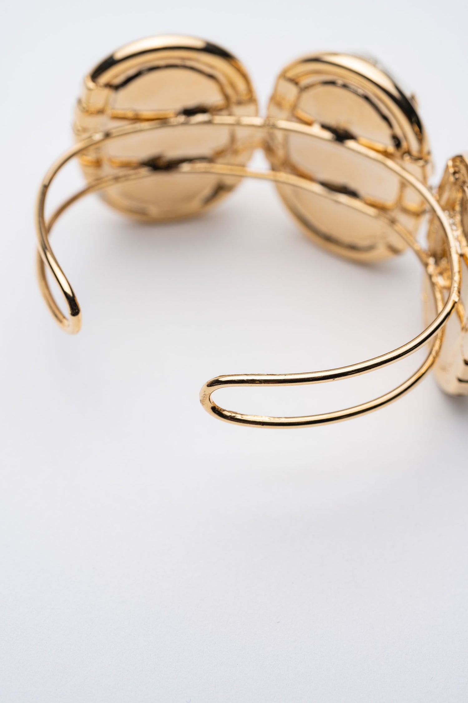Riflessi Eterni – Bracciale con maxi cristalli e dettagli dorati