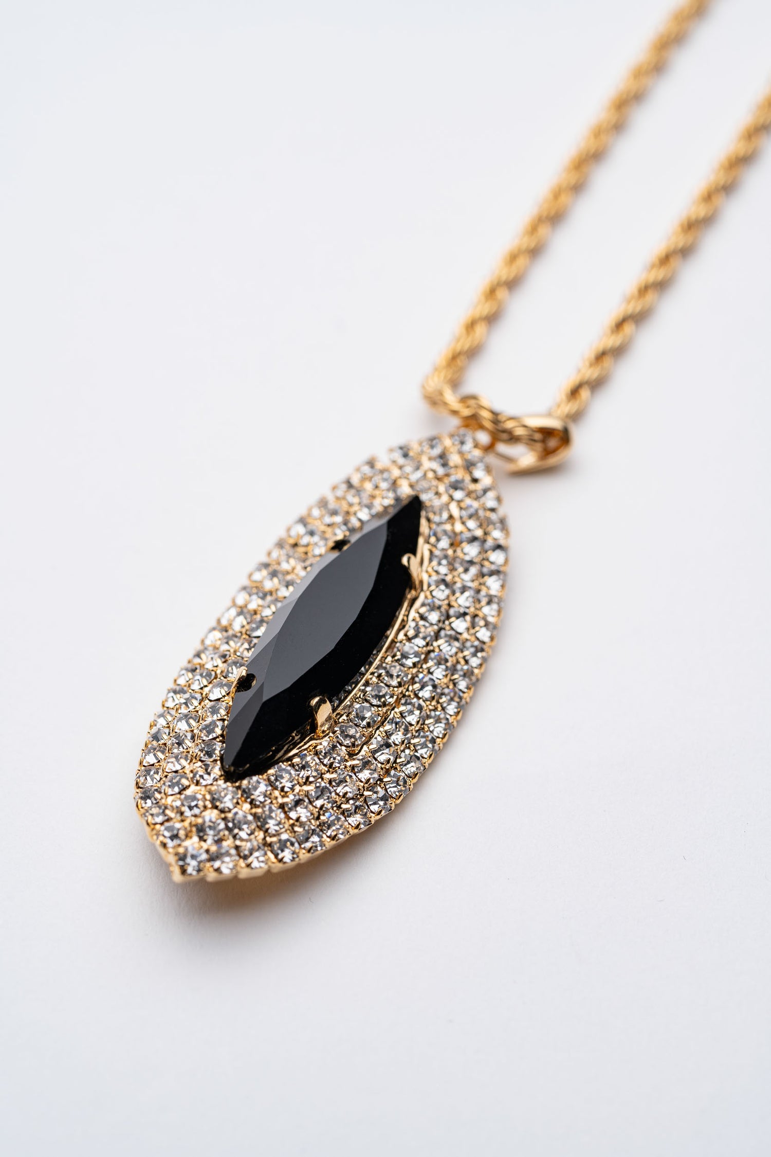 Collana con pendente nero e cristalli – Ombra Preziosa