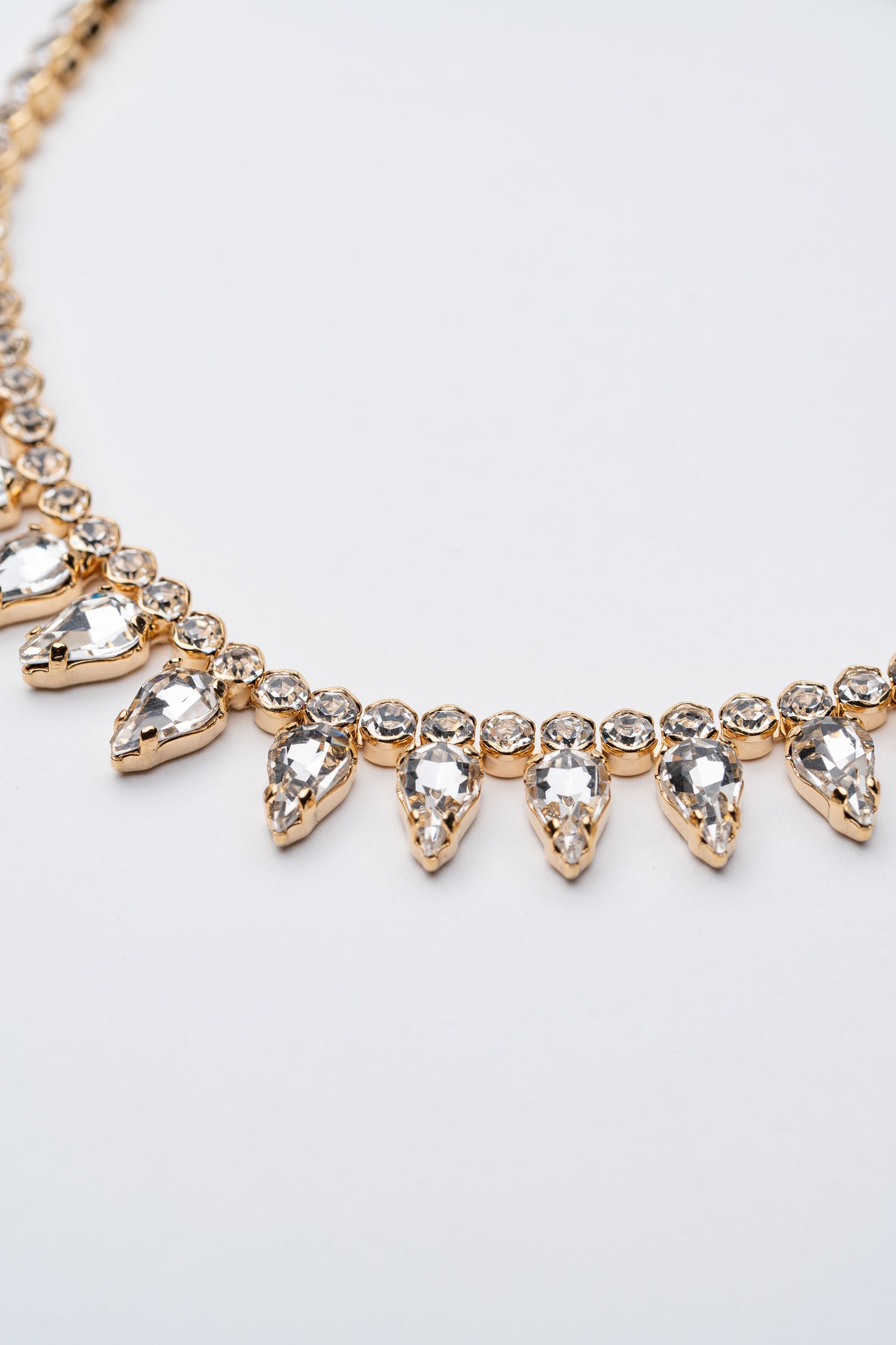 Collana con cristalli e pendenti a goccia – Danza di Gocce
