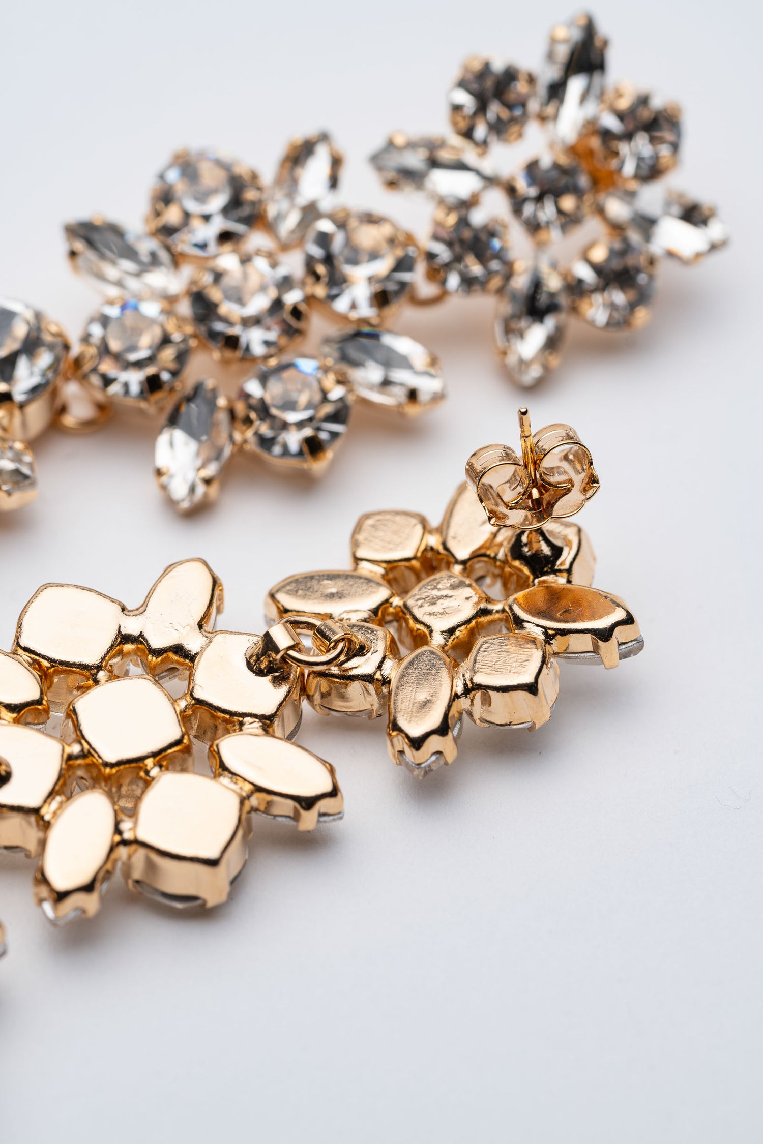 Orecchini Fiore di Perle con Cristalli e Dettagli Dorati