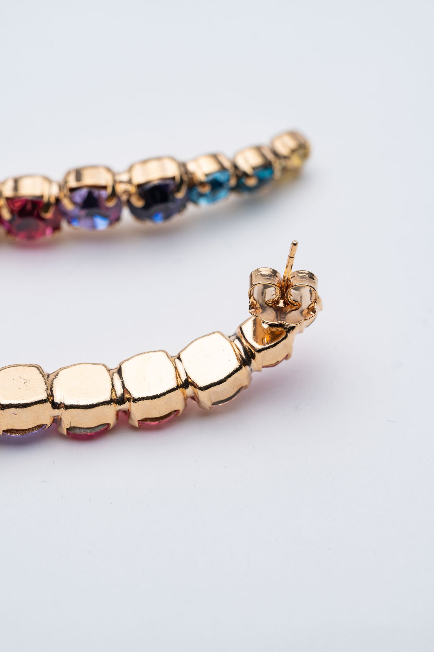 Orecchini Arcobaleno Cromatico – Design curvo con strass multicolore
