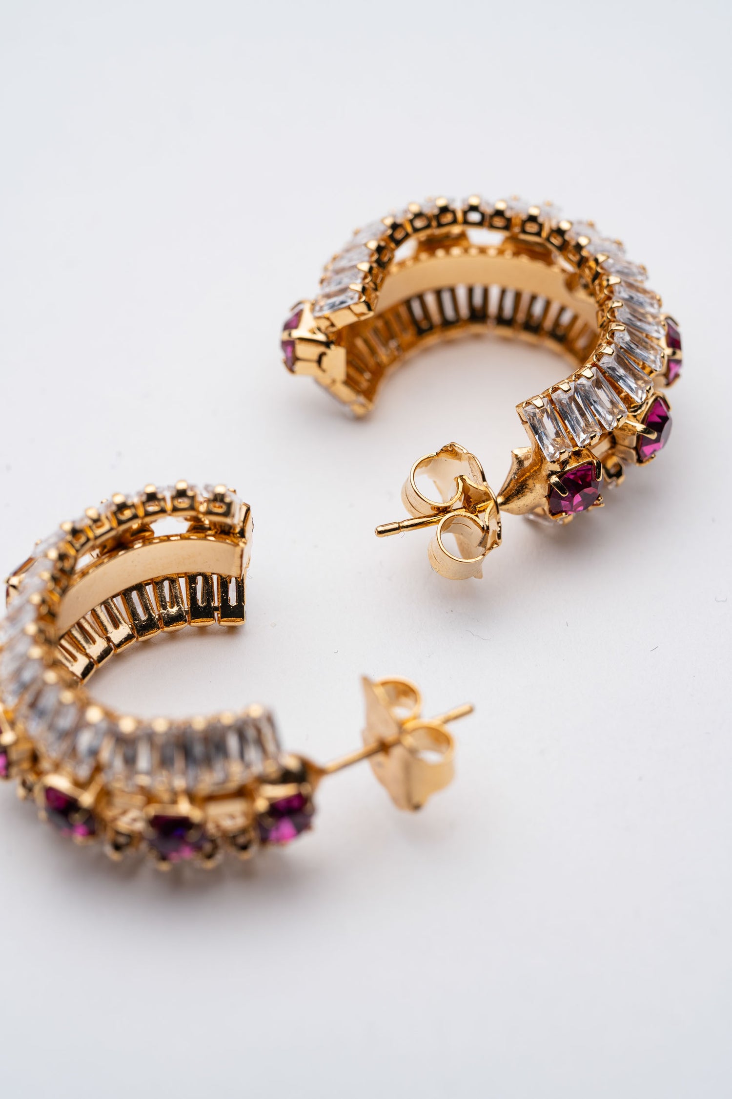 Orecchini Cerchio di Luce con Dettagli Fuchsia e Cristallo