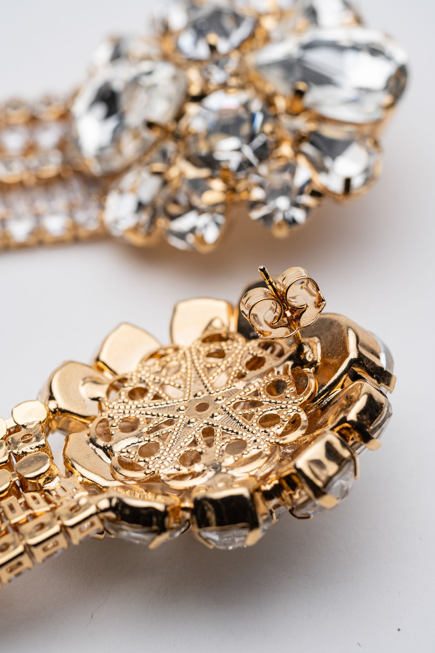 Orecchini Cascata di Luce con Cristalli e Dettagli Dorati