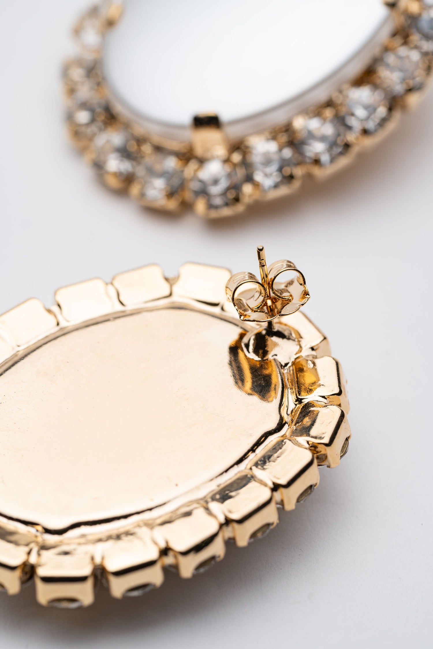 Orecchini Luce di Perla con Perla Centrale e Strass, Finitura Dorata