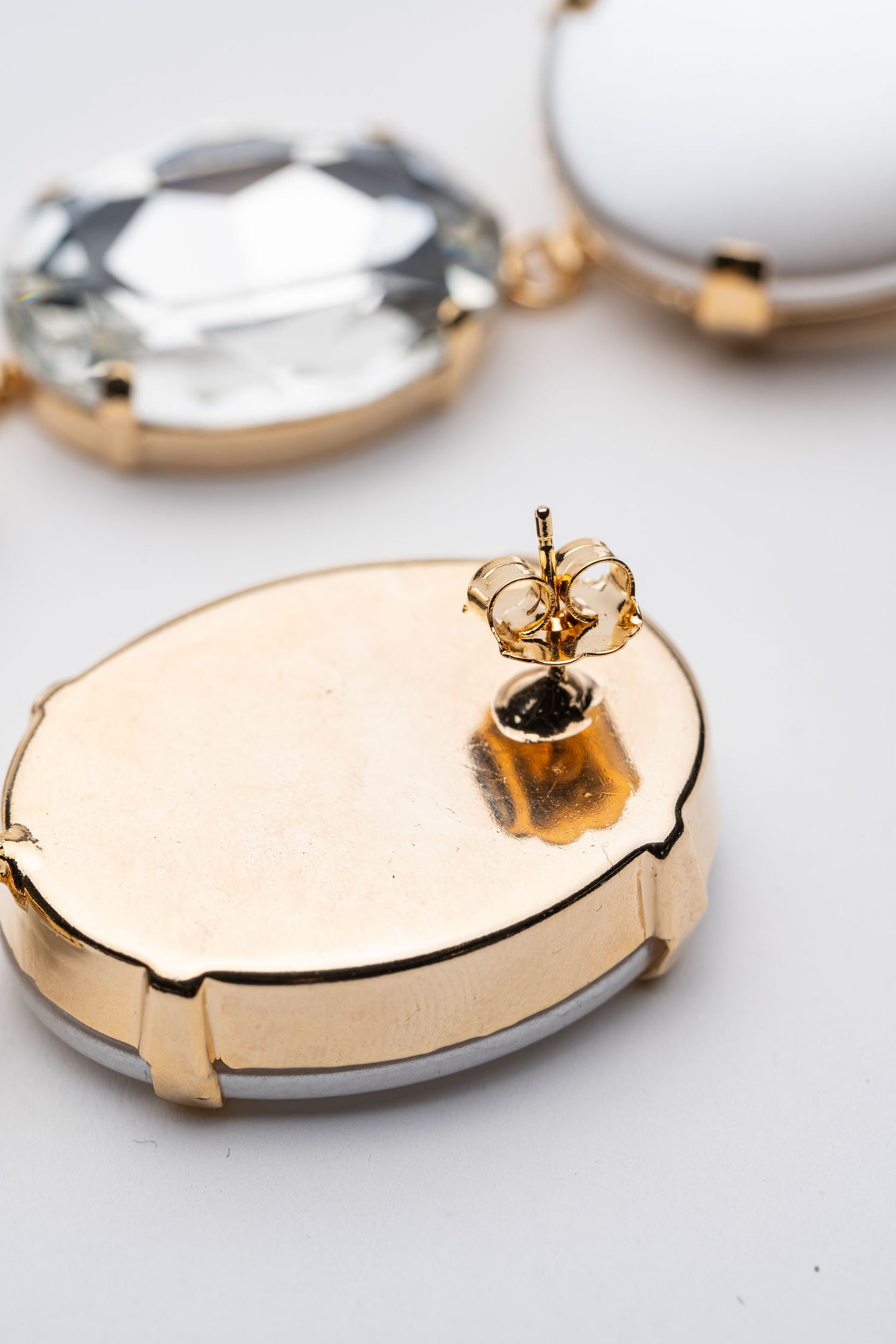 Orecchini Sfumature di Cristallo con Perle e Dettagli in Oro