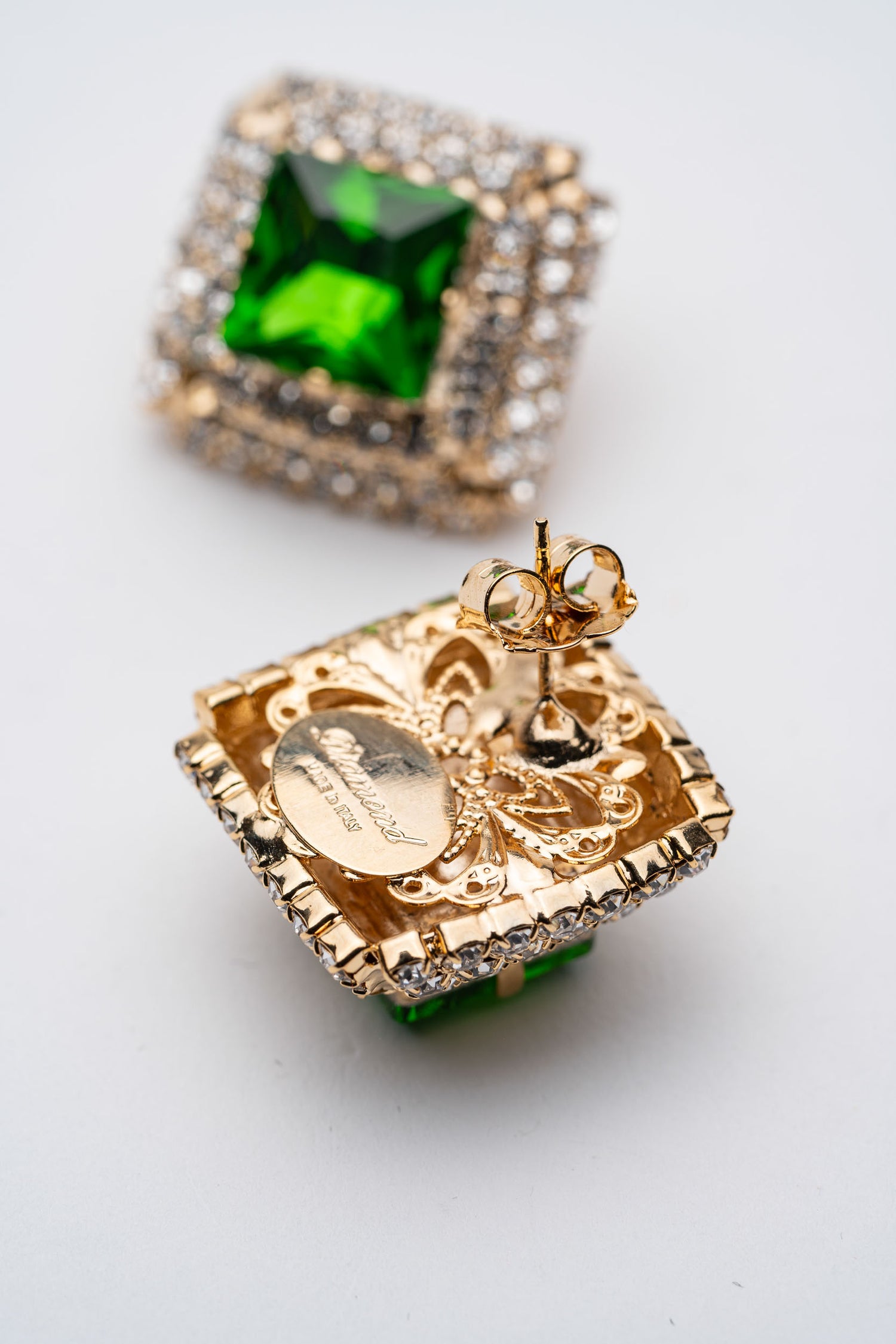Orecchini Scintilla Verde con Cristallo Quadrato e Dettagli Dorati