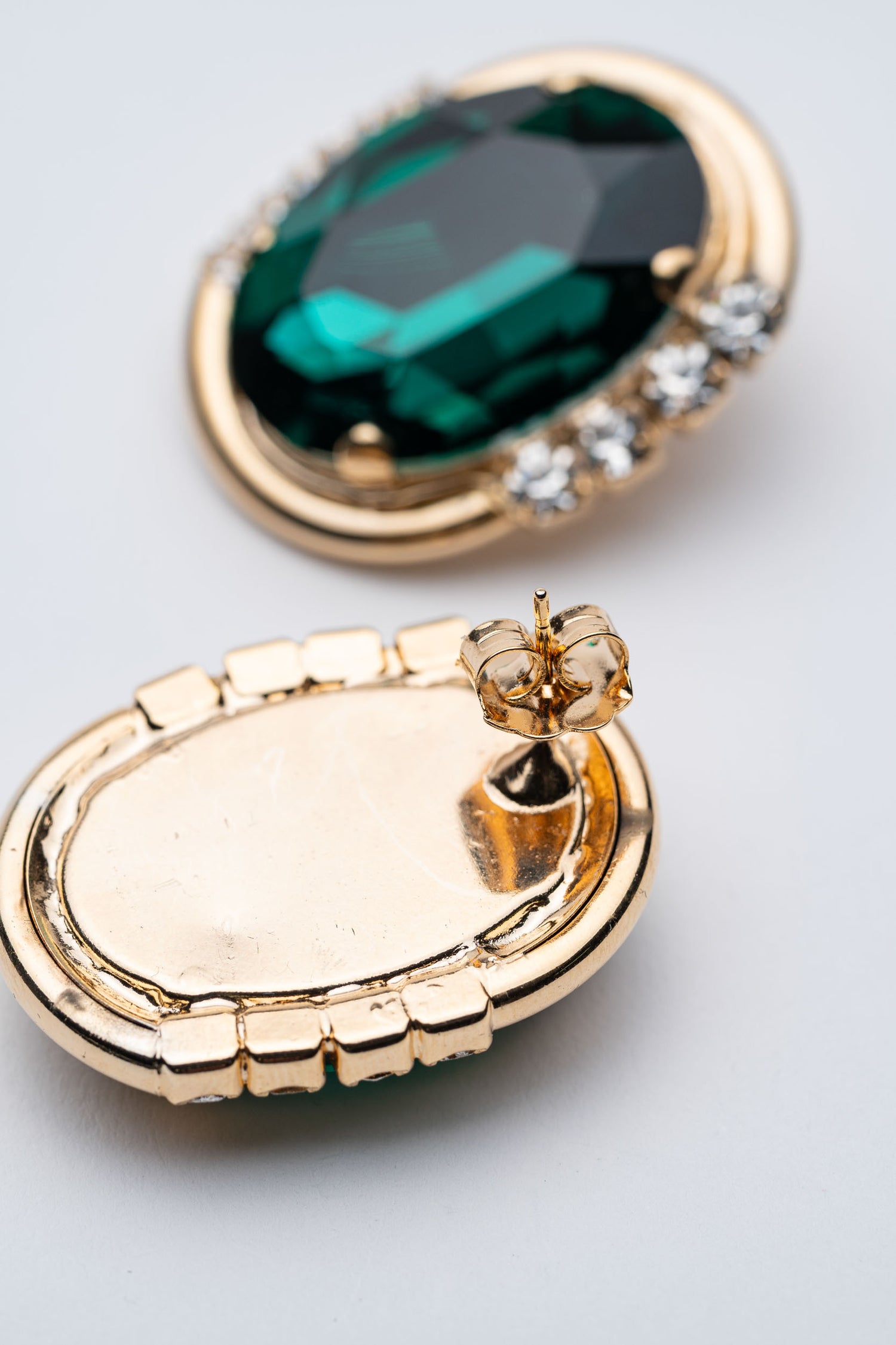 Orecchini  Smeraldo Regale  con Pietra Emerald e Dettagli Dorati