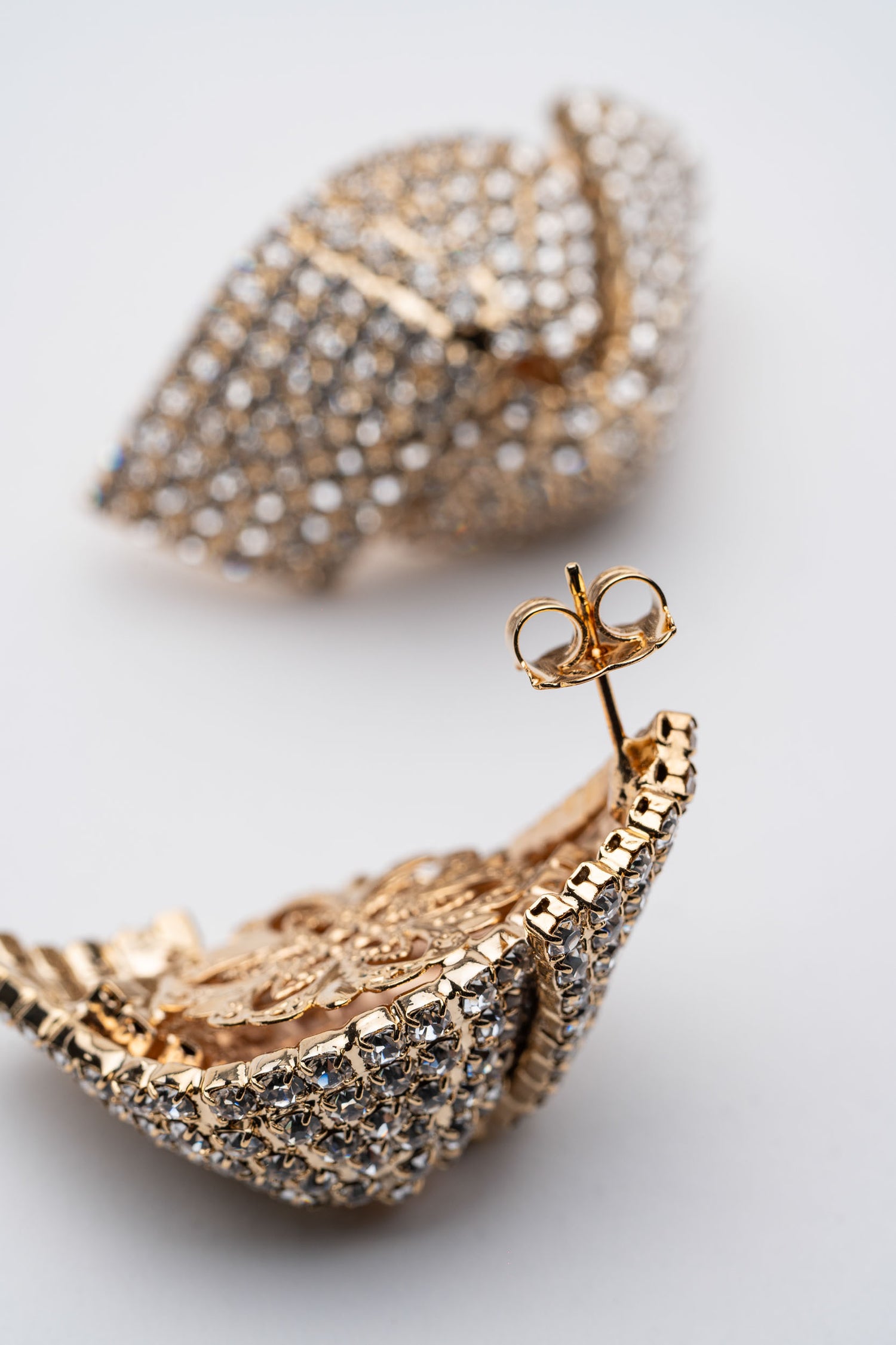 Orecchini Intreccio di Luce – Strass scintillanti e design avvolgente