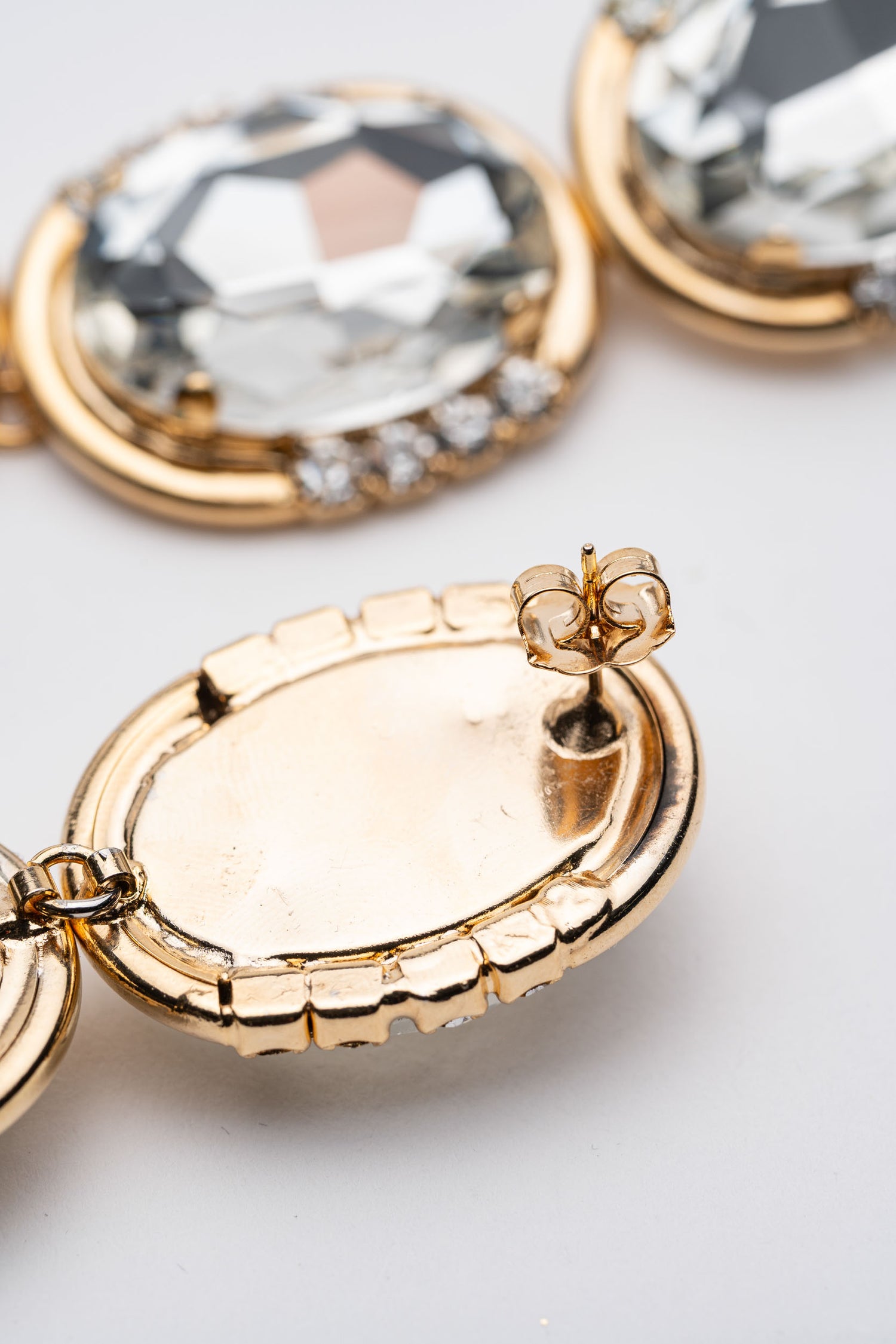 Orecchini Scintille Verticali con Cristalli e Dettagli in Oro