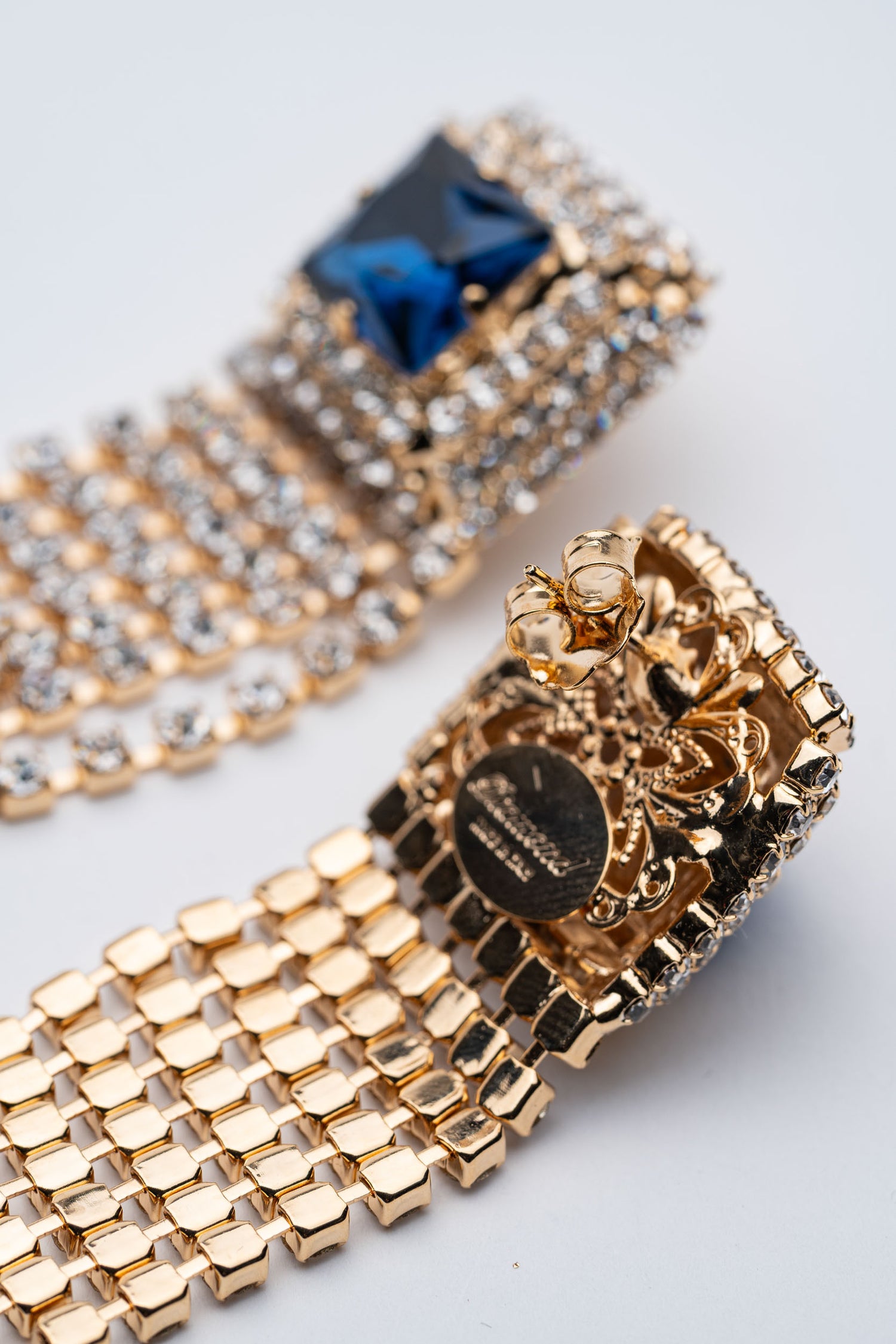 Orecchini Cascata Reale – Strass dorati e pietra blu zaffiro