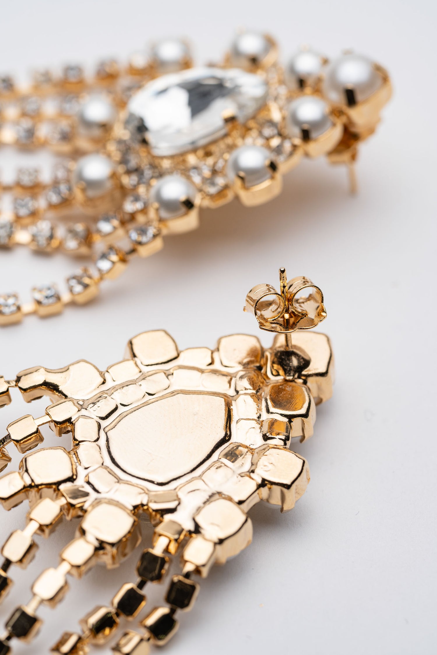 Orecchini Danza di Perle con Cristalli e Dettagli Dorati