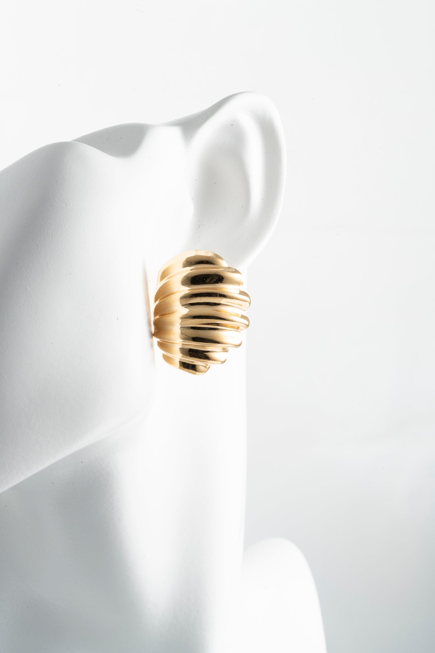 Orecchini Dorati dal Design Ondulato Wave