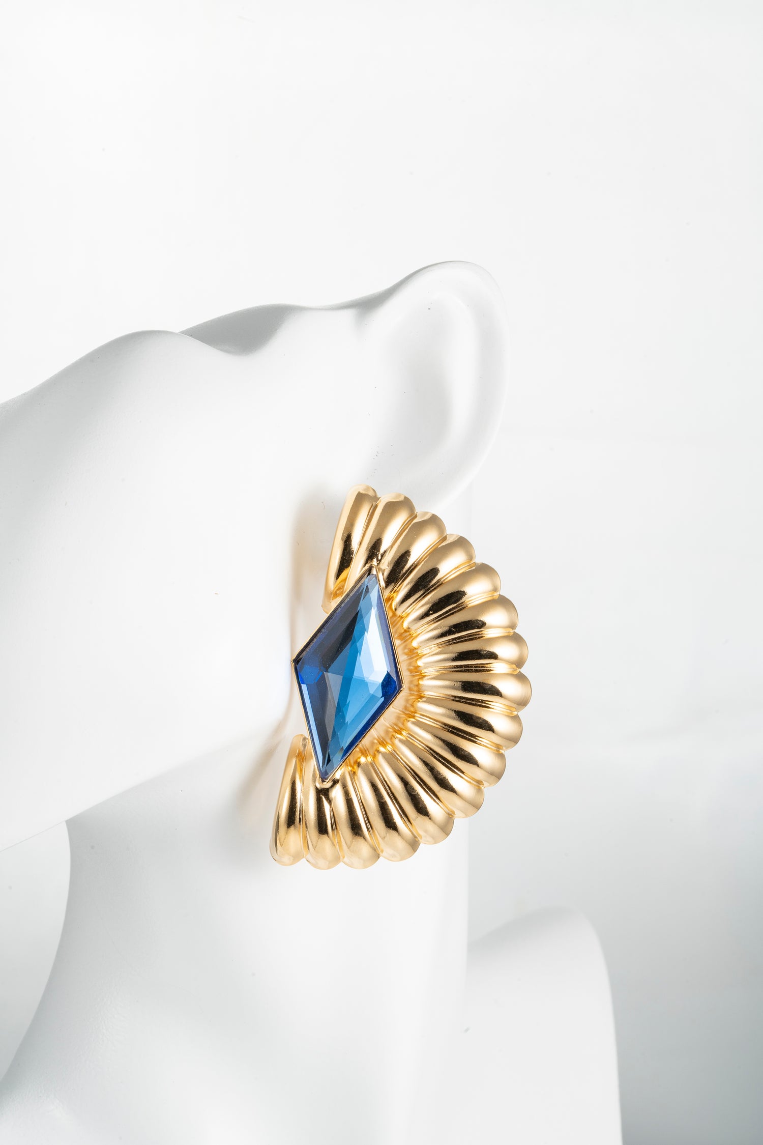 Orecchini dorati con cristallo rombo e design a onda Blue Wave