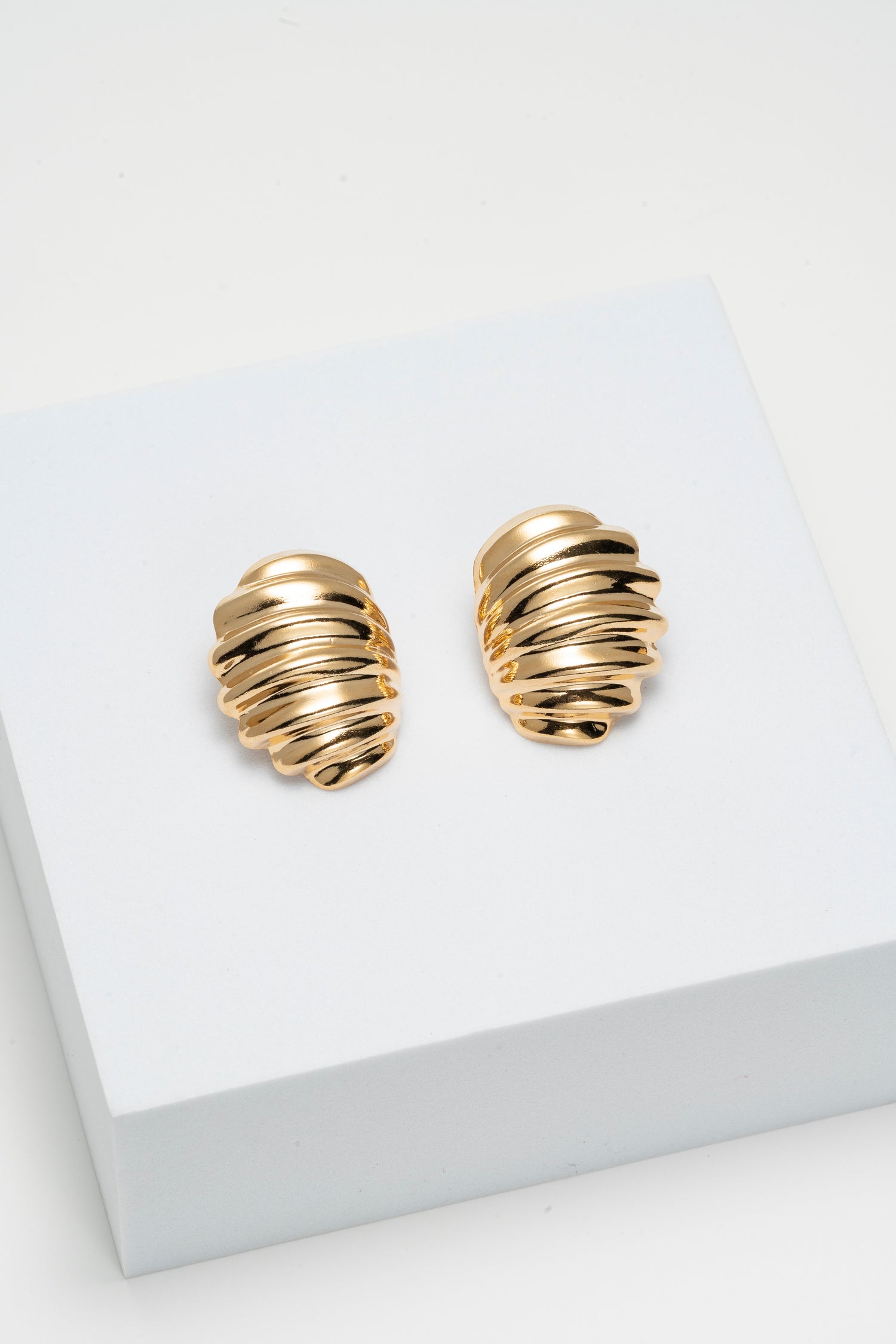 Orecchini Dorati dal Design Ondulato Wave