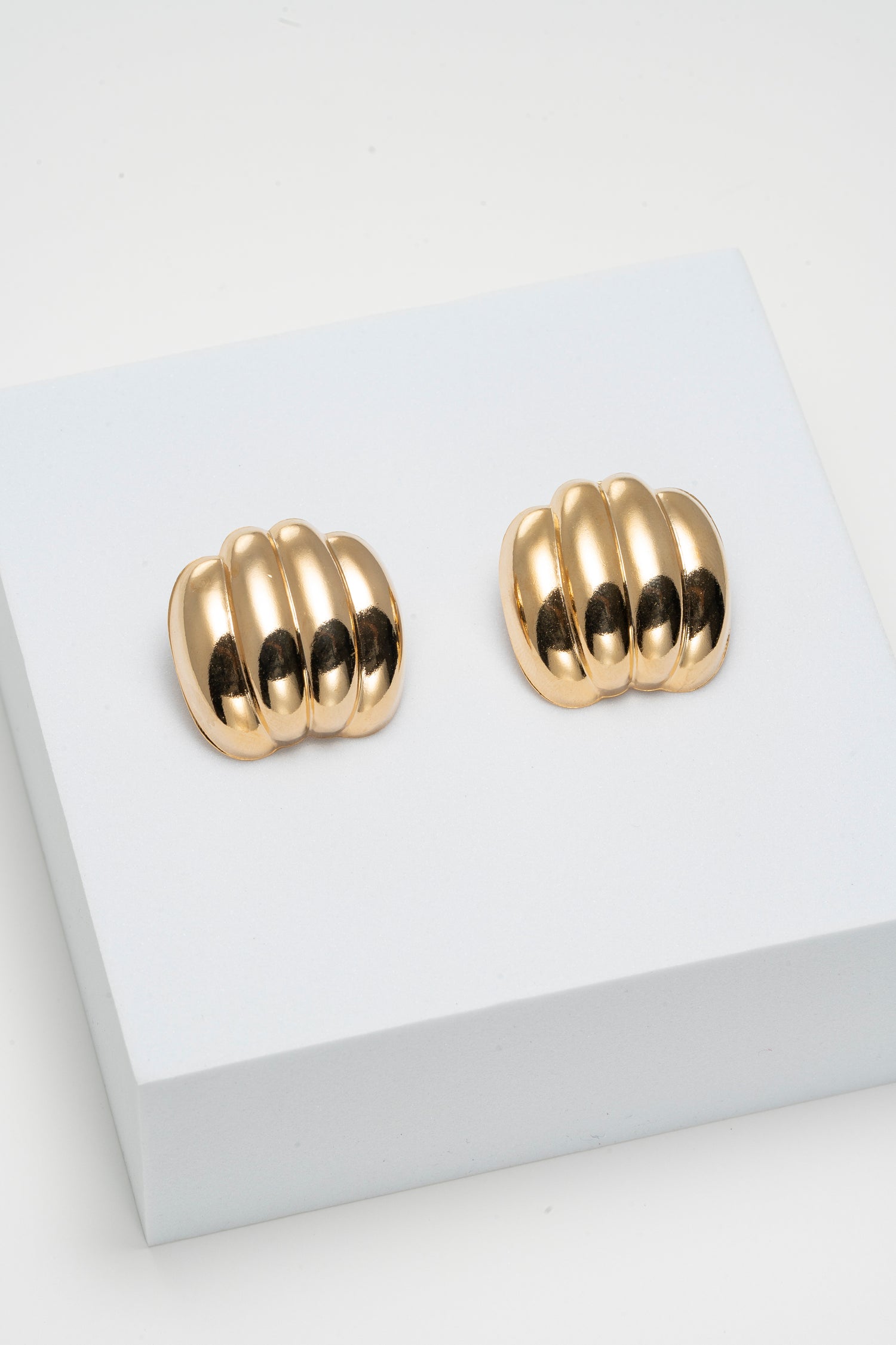 Orecchini a Fasce Bombate Dorate Bold Dome