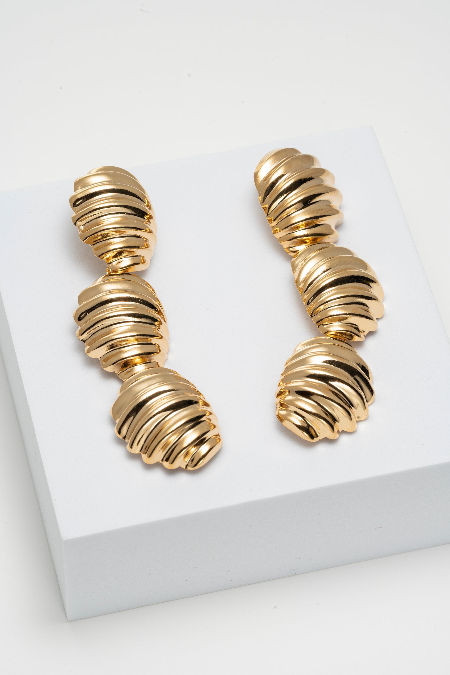 Orecchini Pendenti a Motivo Ondulato Wave Cascade