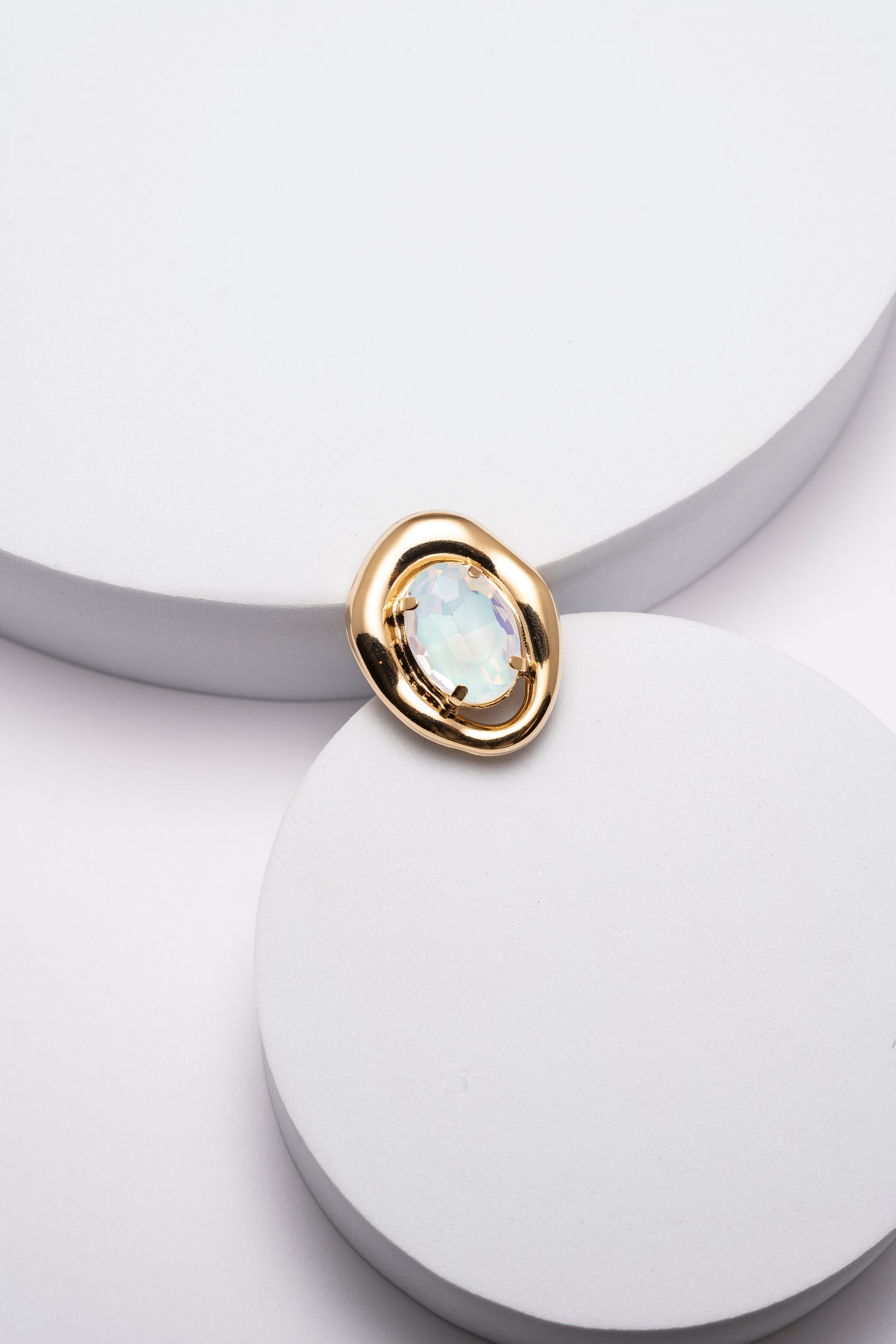 Anello Bottone Placcato Oro con Cristallo Opalescente Eira