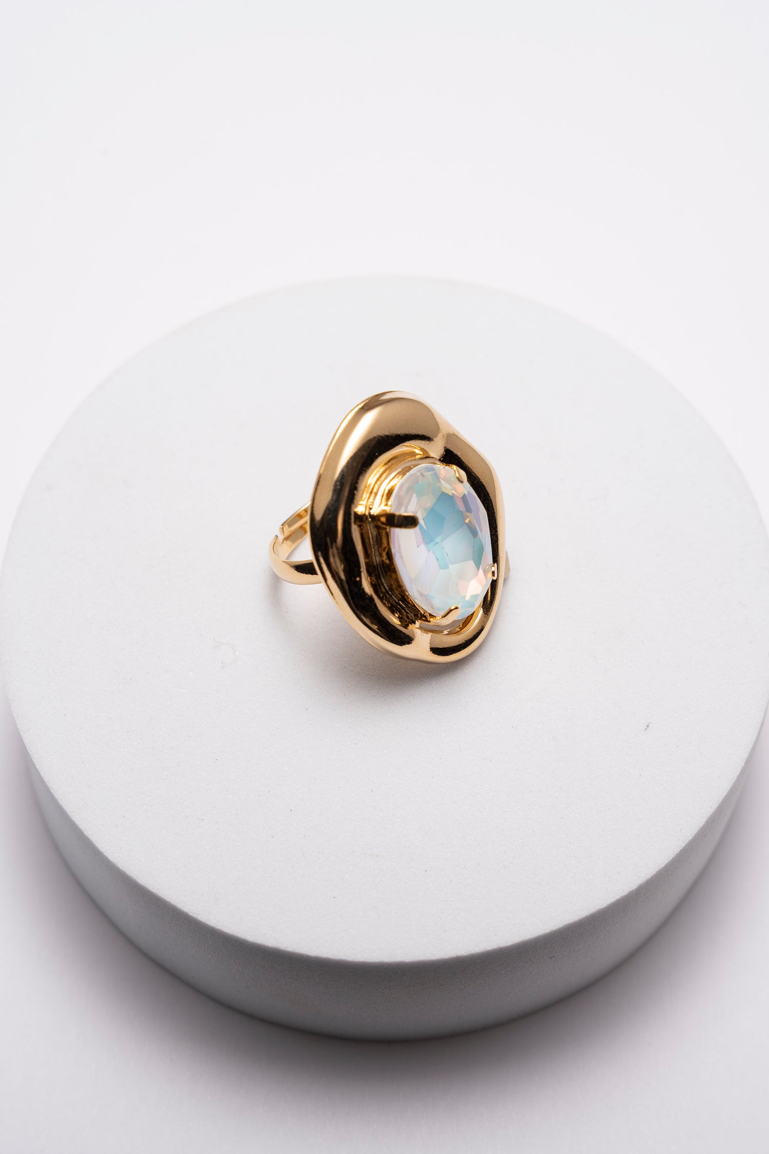 Anello Bottone Placcato Oro con Cristallo Opalescente Eira