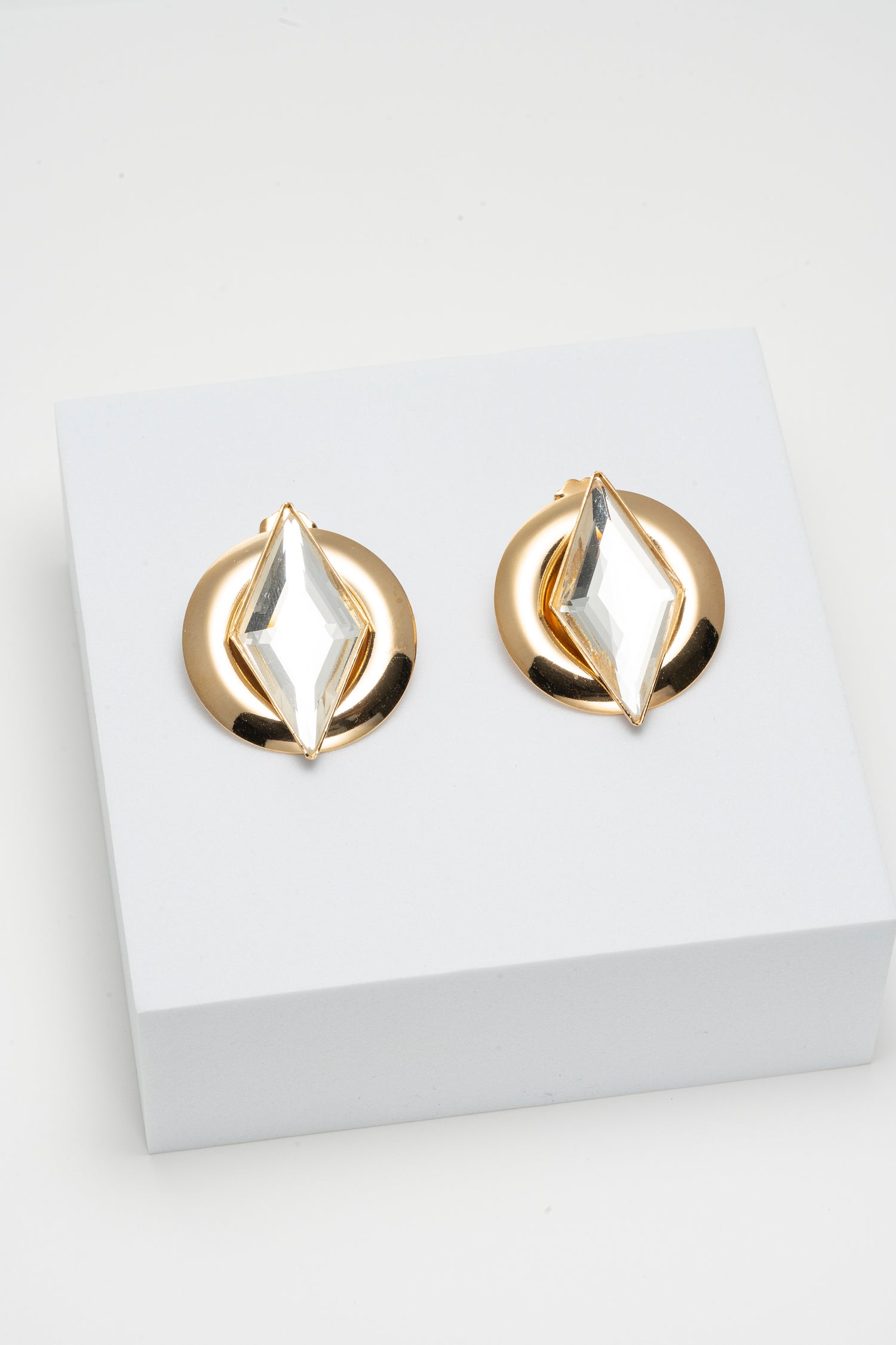 Orecchini tondi dorati con pietra romboidale trasparente Luce Geometrica