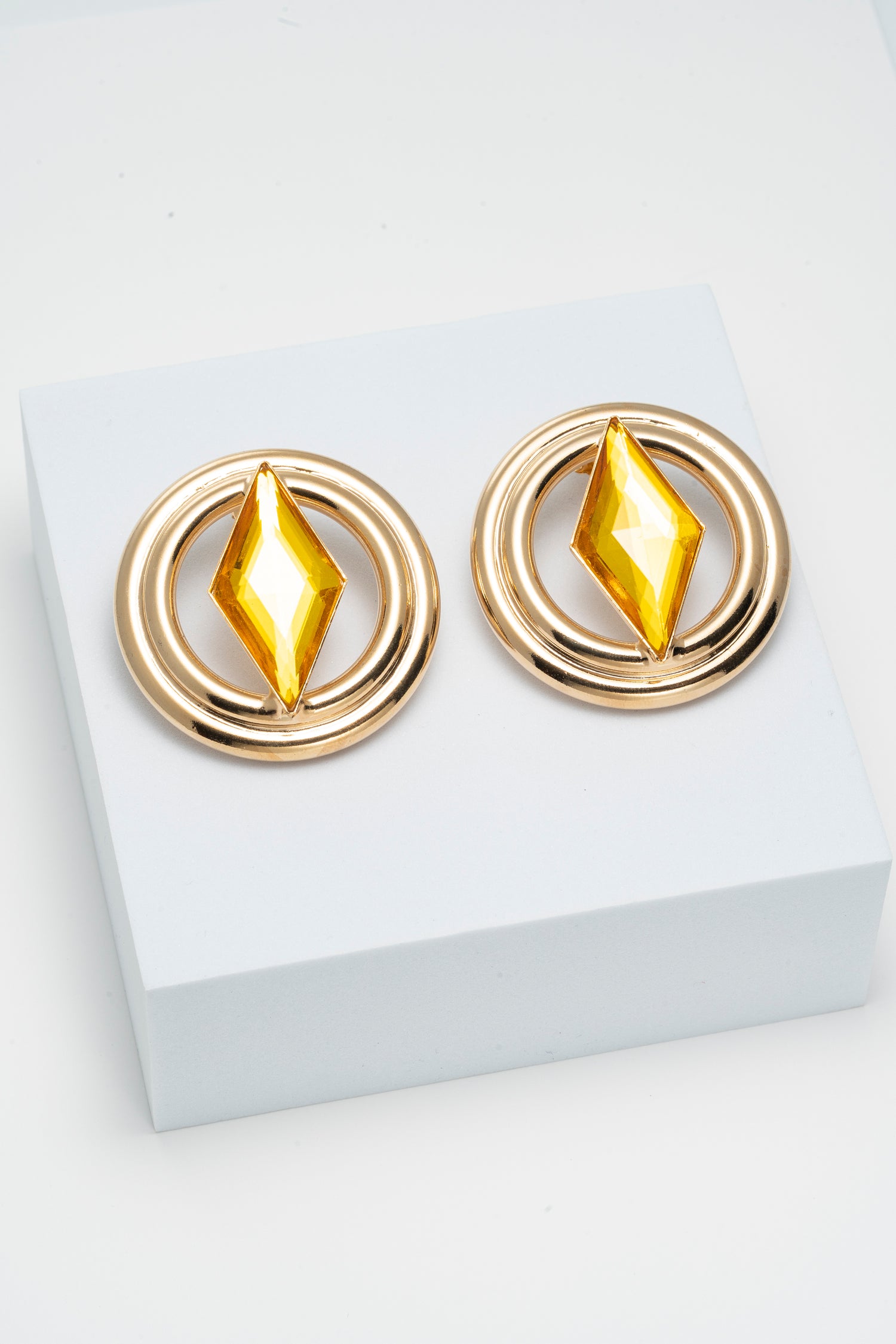 Orecchini Geometrici con Luce Dorata e Cristallo a Rombo Halo Shine