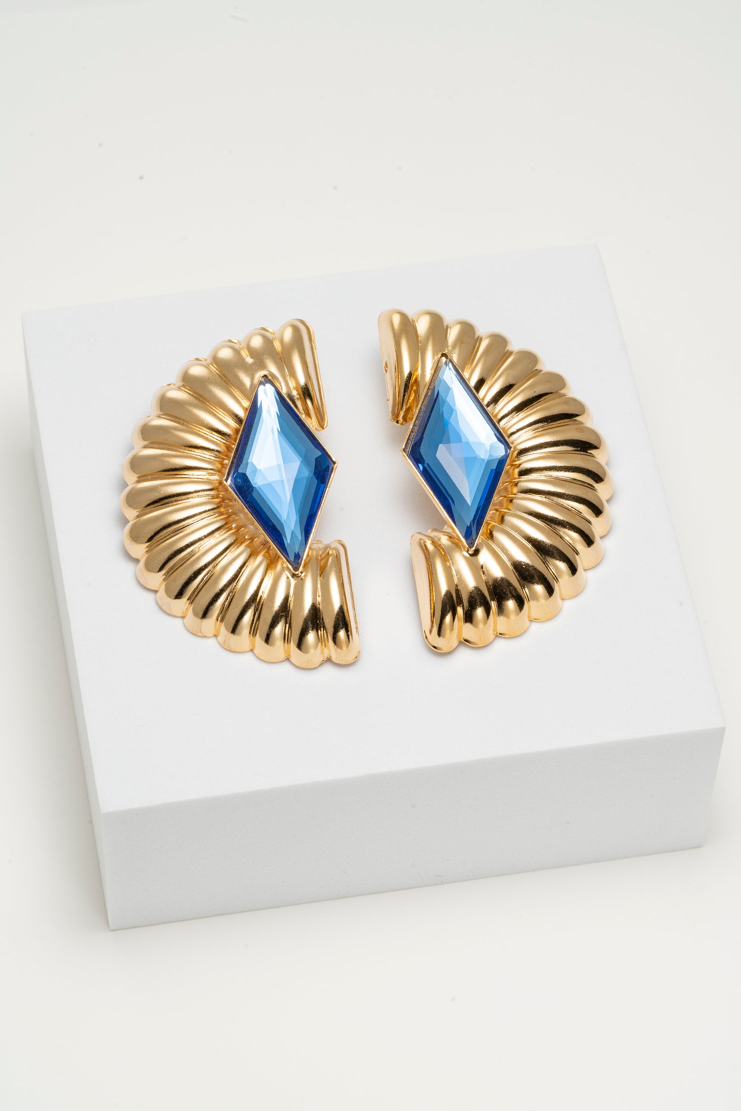 Orecchini dorati con cristallo rombo e design a onda Blue Wave