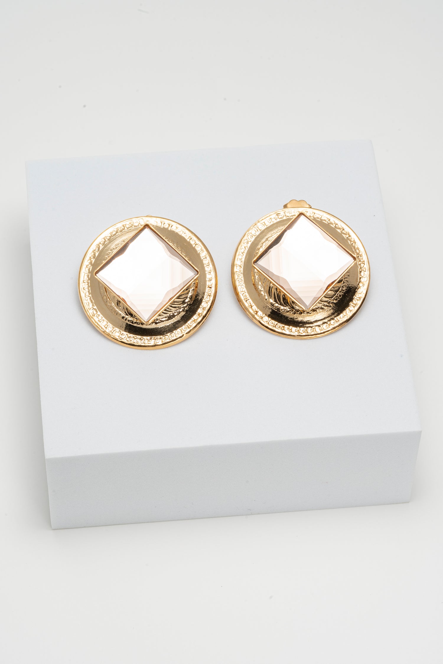 Orecchini dorati con cristallo quadrato nude e cornice martellata  Golden Shine Nude