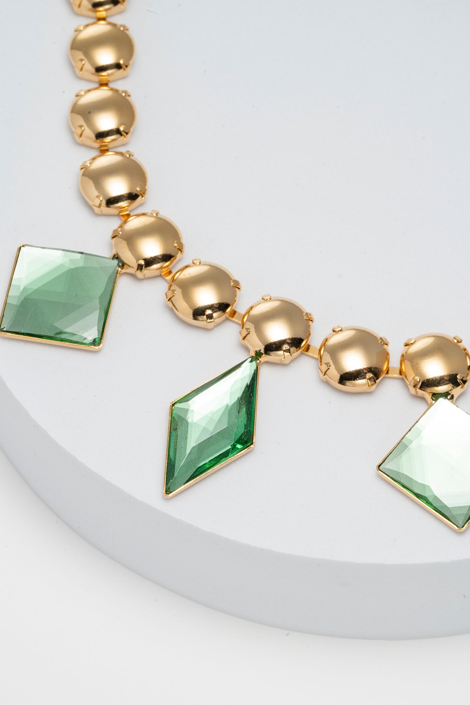 Collana con Cristalli Geometrici e Maglie Dorate Verde Imperiale