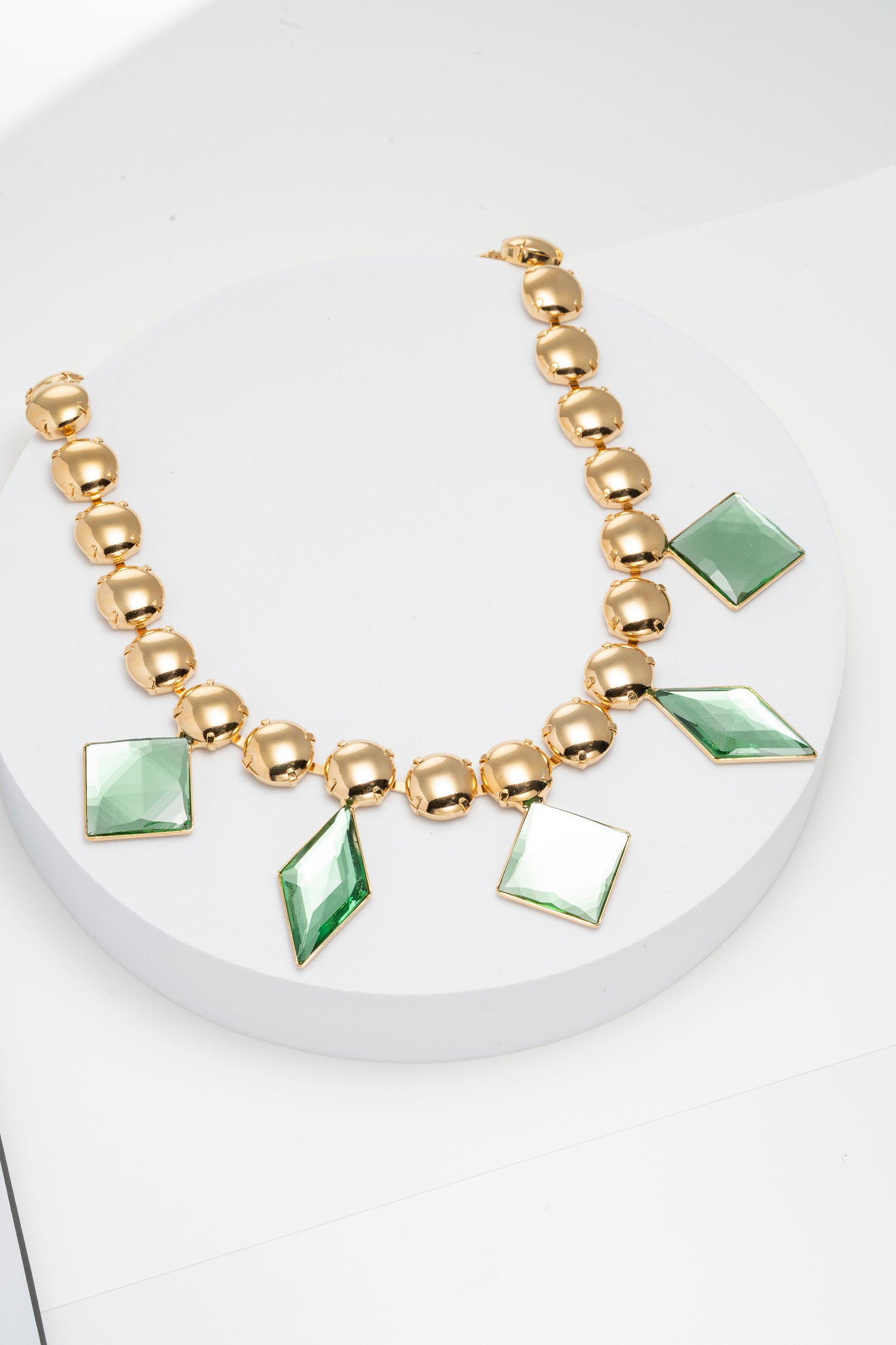 Collana con Cristalli Geometrici e Maglie Dorate Verde Imperiale