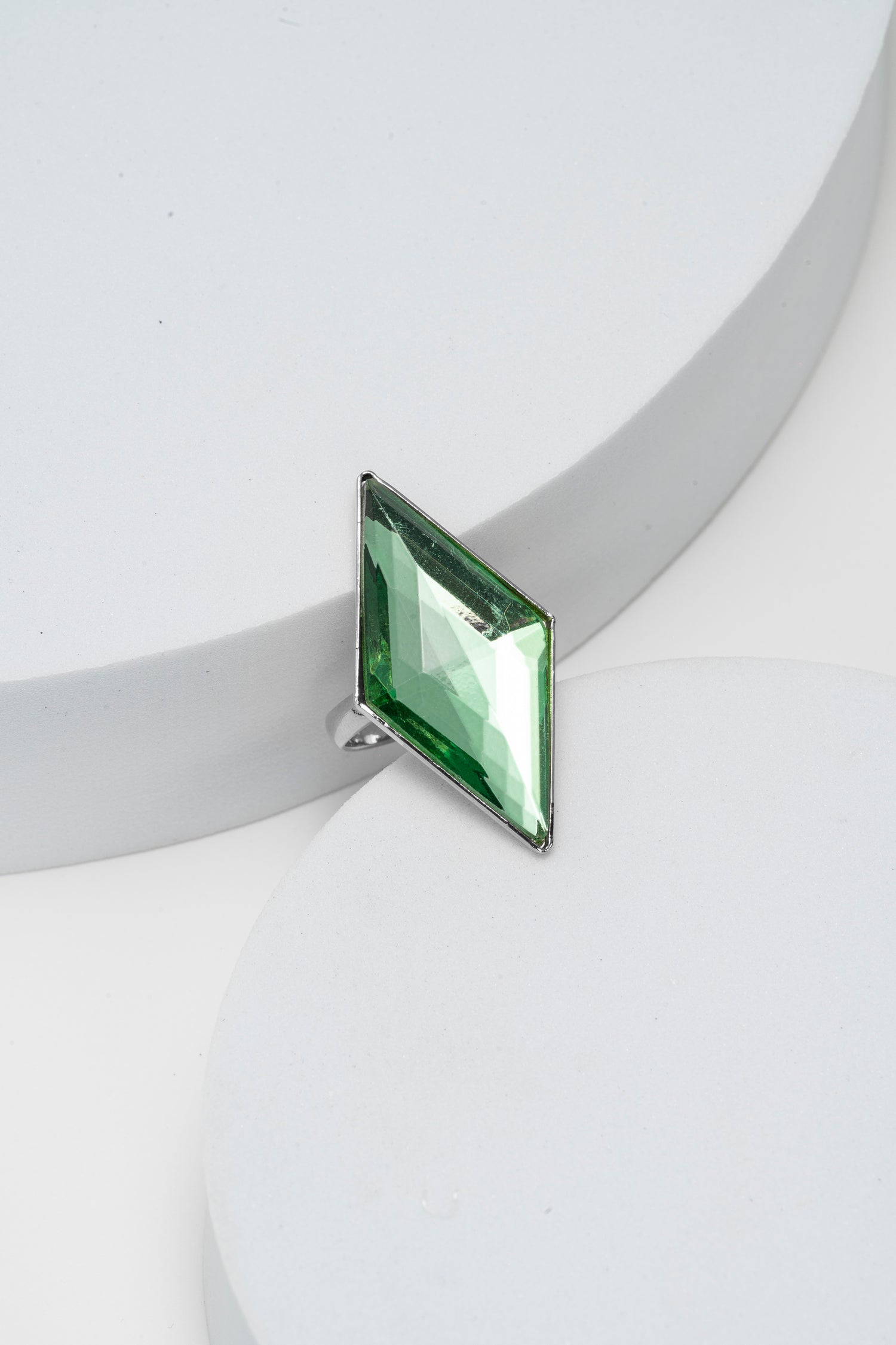 Anello in Oro con Cristallo Chrysolite Taglio Rombo Jade Flame