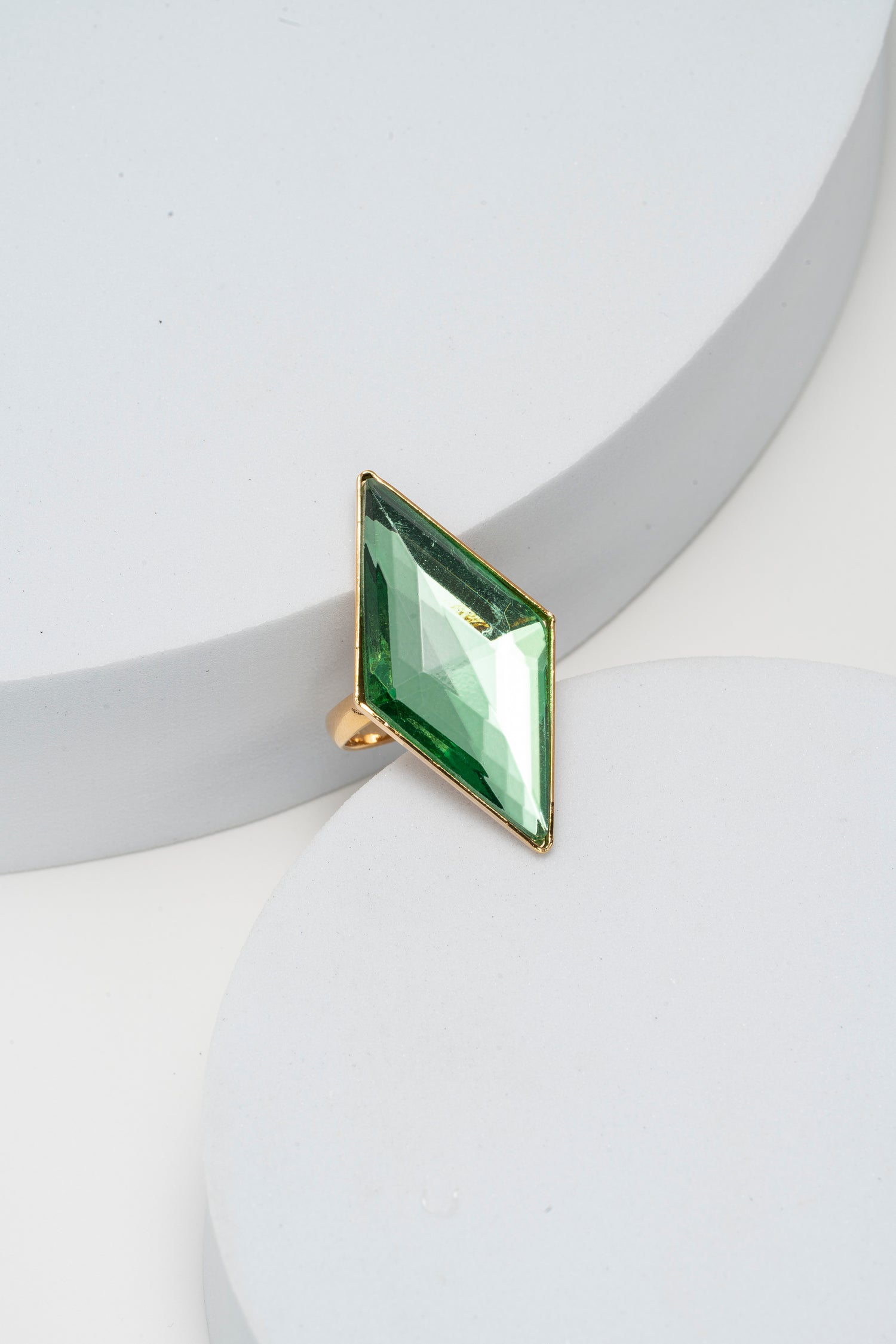 Anello in Oro con Cristallo Chrysolite Taglio Rombo Jade Flame