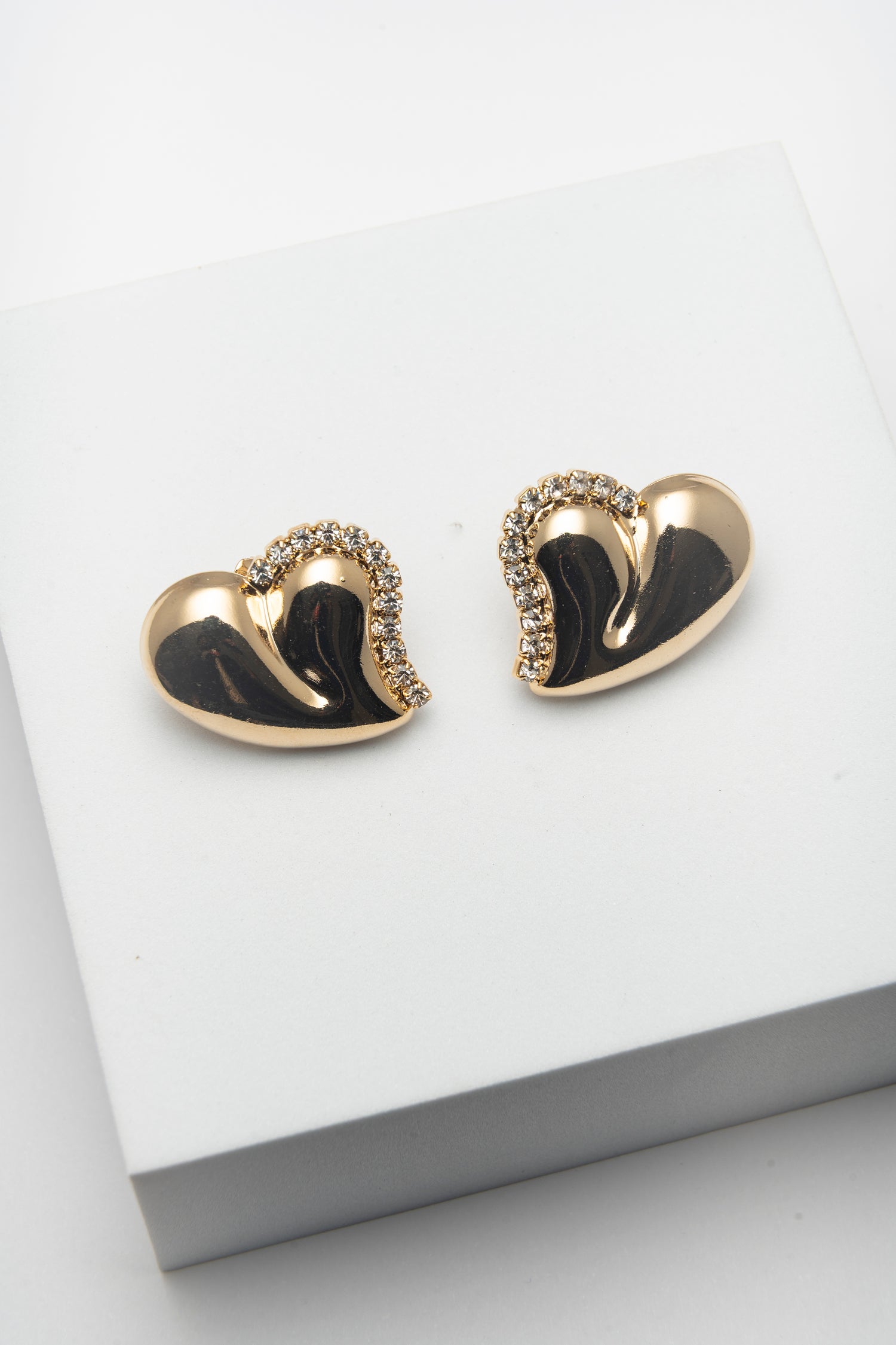 Orecchini Cuore d’Inverno In Metallo Dorata e Dettagli di Cristallo