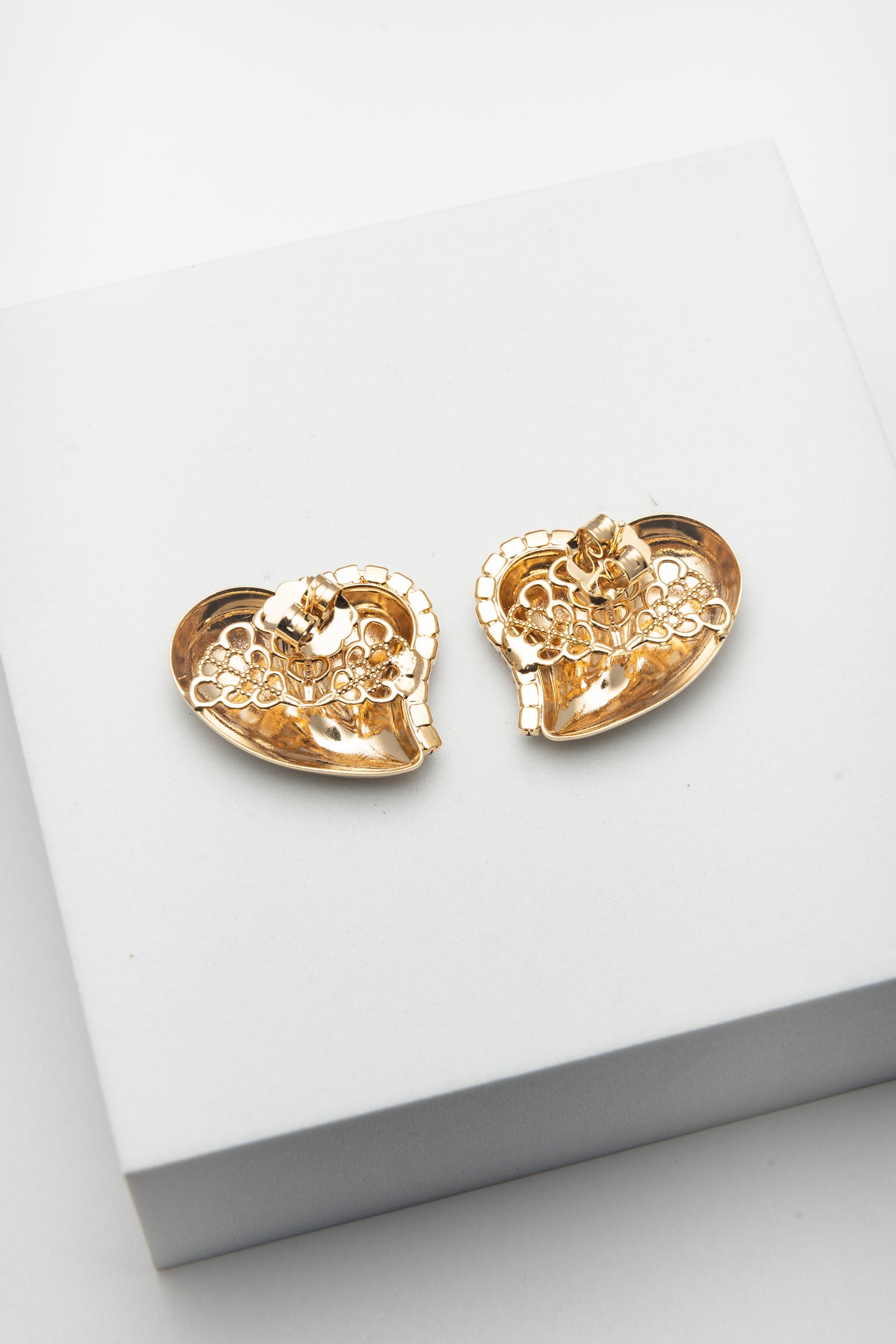 Orecchini Cuore d’Inverno In Metallo Dorata e Dettagli di Cristallo