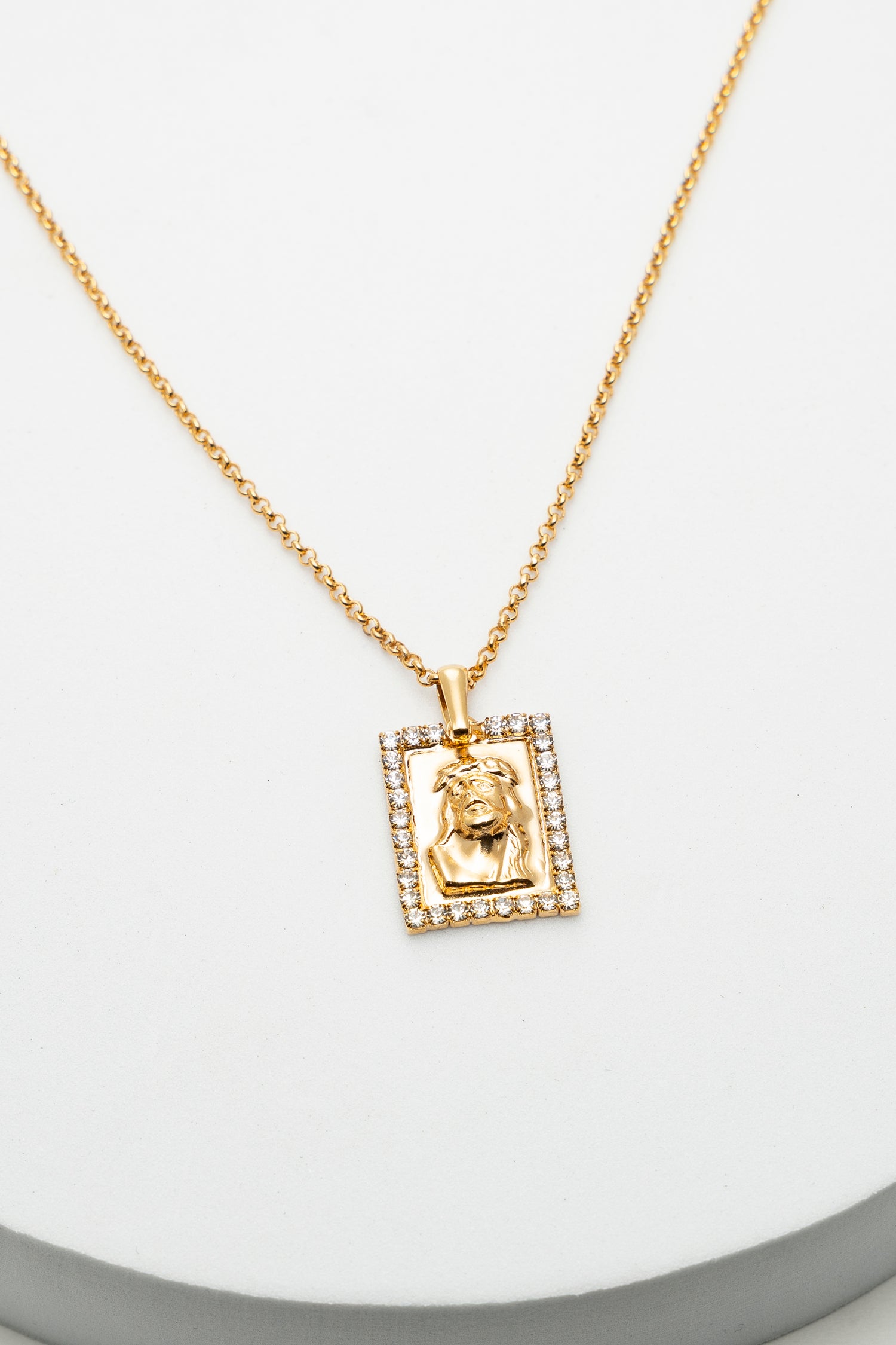 Collana con Pendente Rettangolare Dorato e Cornice di Zirconi Credo Sacro