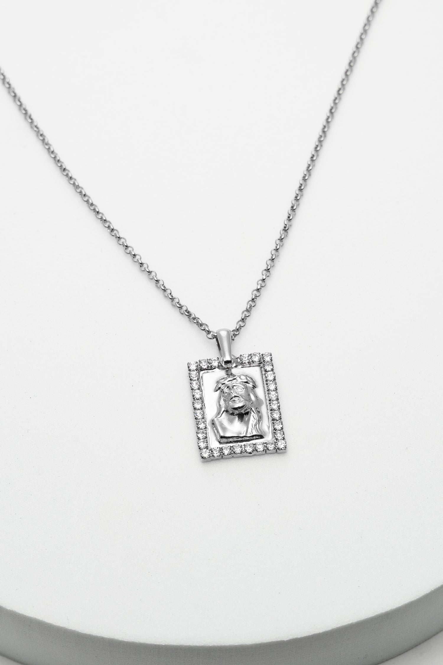 Collana con Pendente Rettangolare Dorato e Cornice di Zirconi Credo Sacro