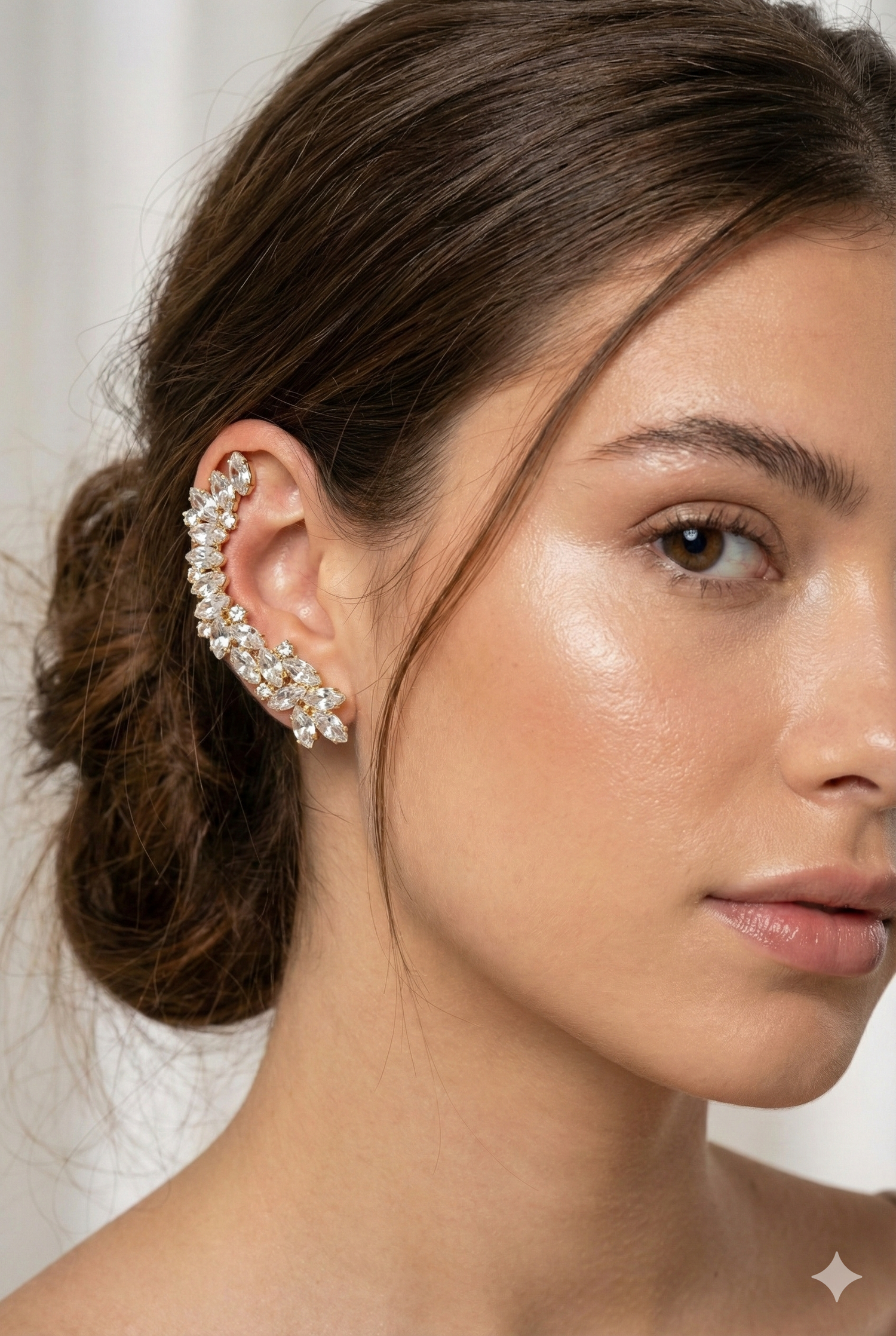 Aurora Ear Cuff con  Cristalli Scolpiti su Base Dorata